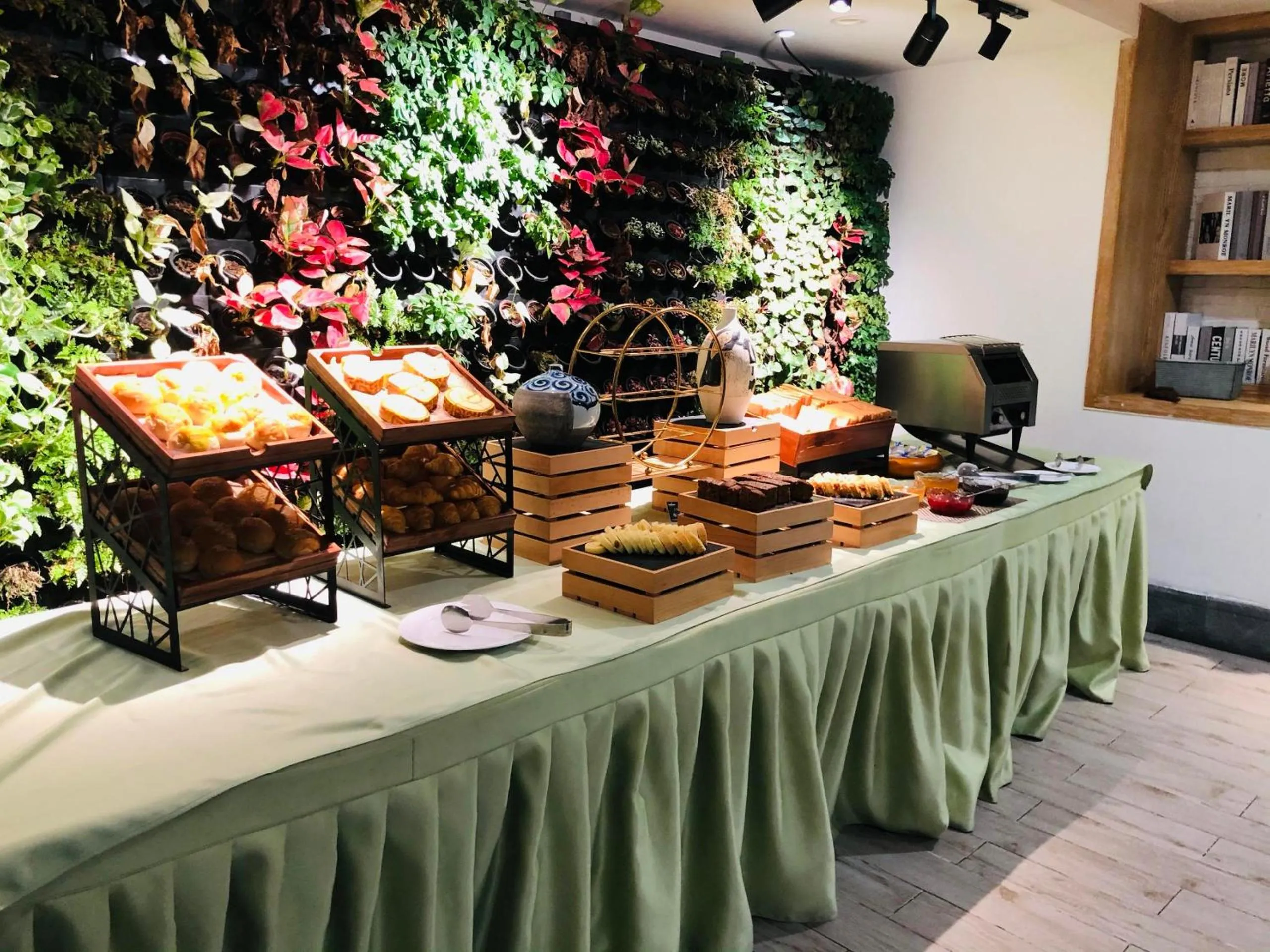 Restaurant/places to eat in Byland Star Hotel