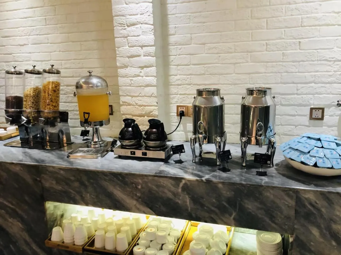 Restaurant/places to eat in Byland Star Hotel