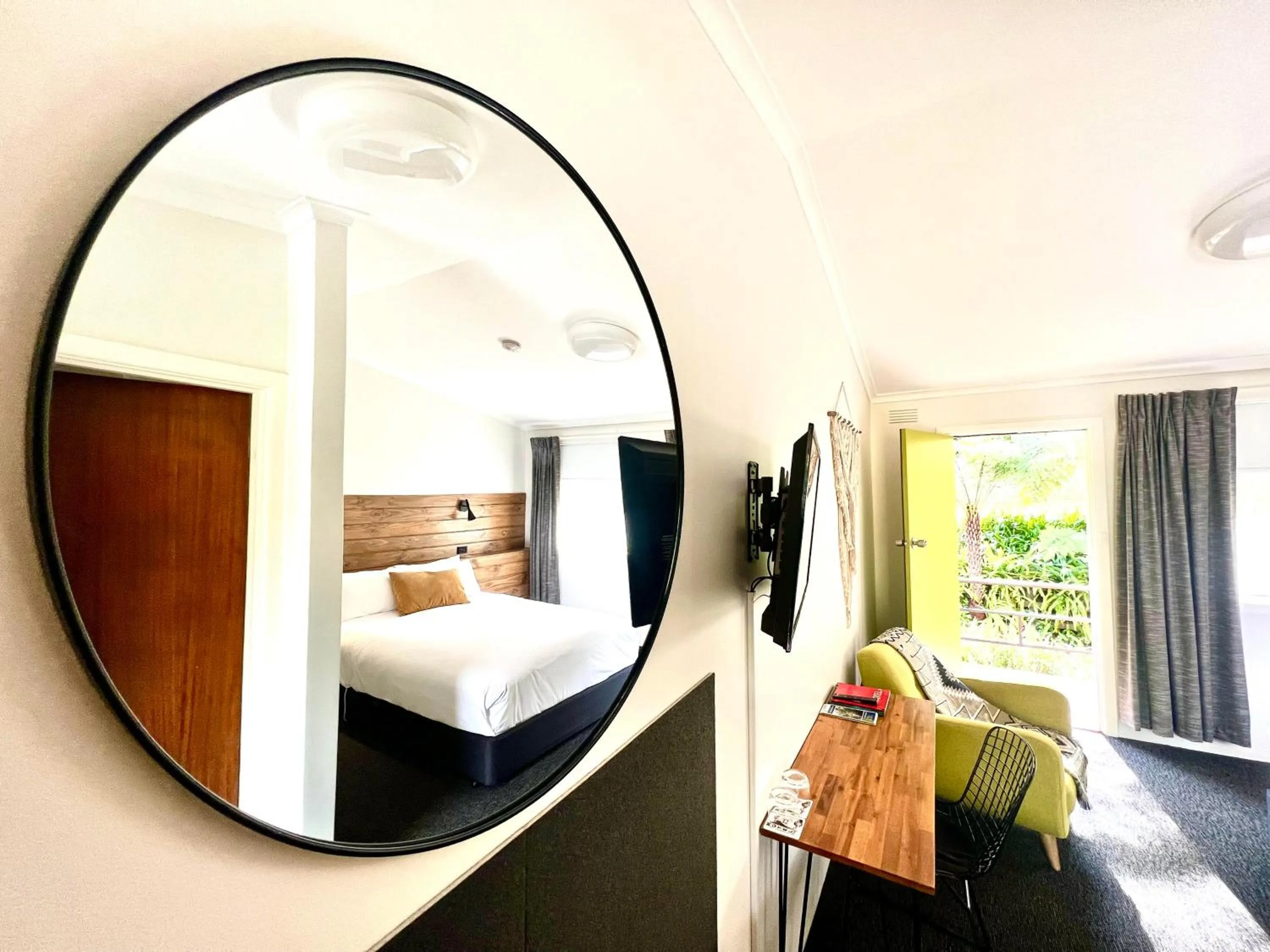 Seating area, Bed in Warburton Motel