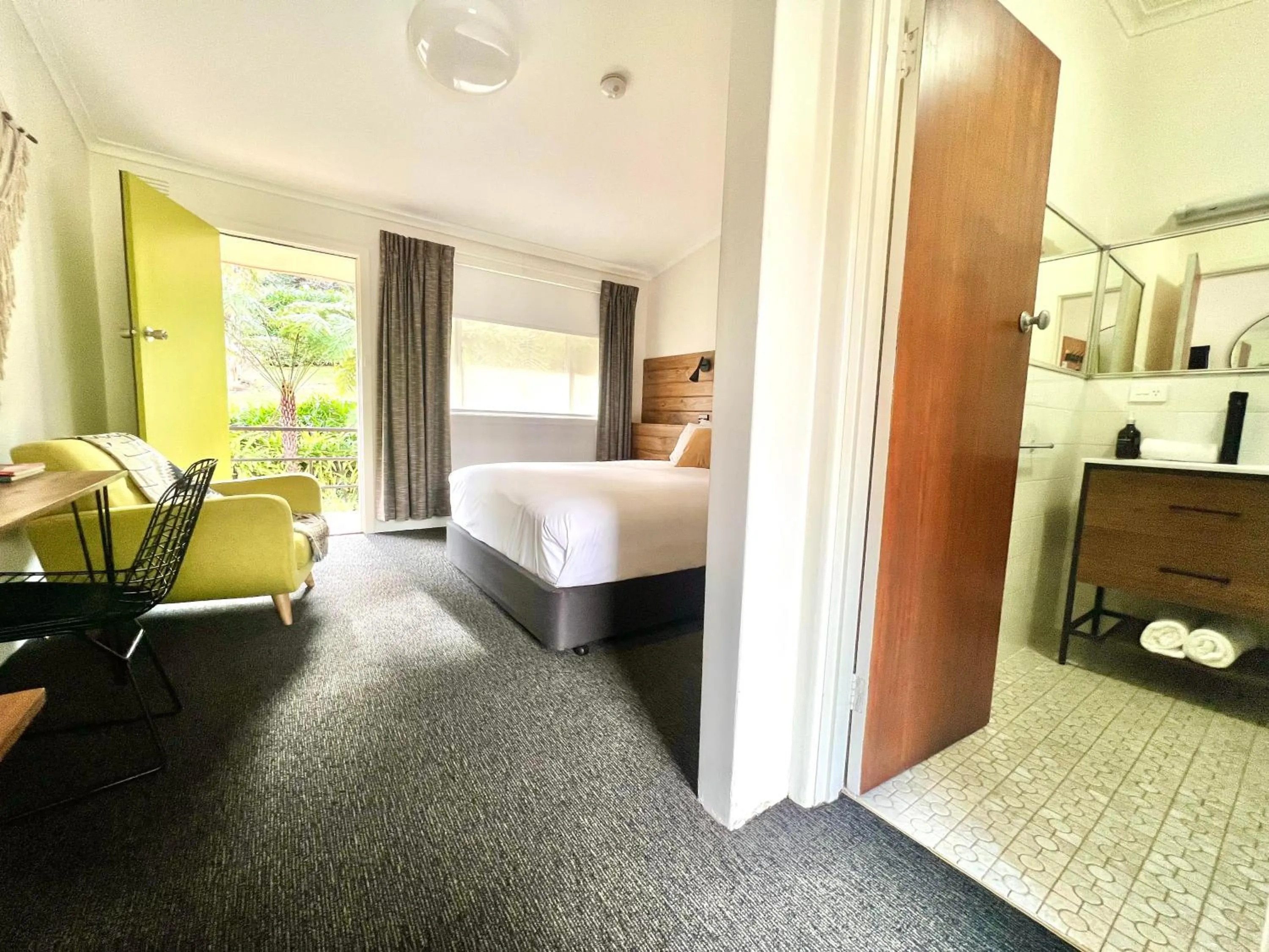 Photo of the whole room, Bed in Warburton Motel