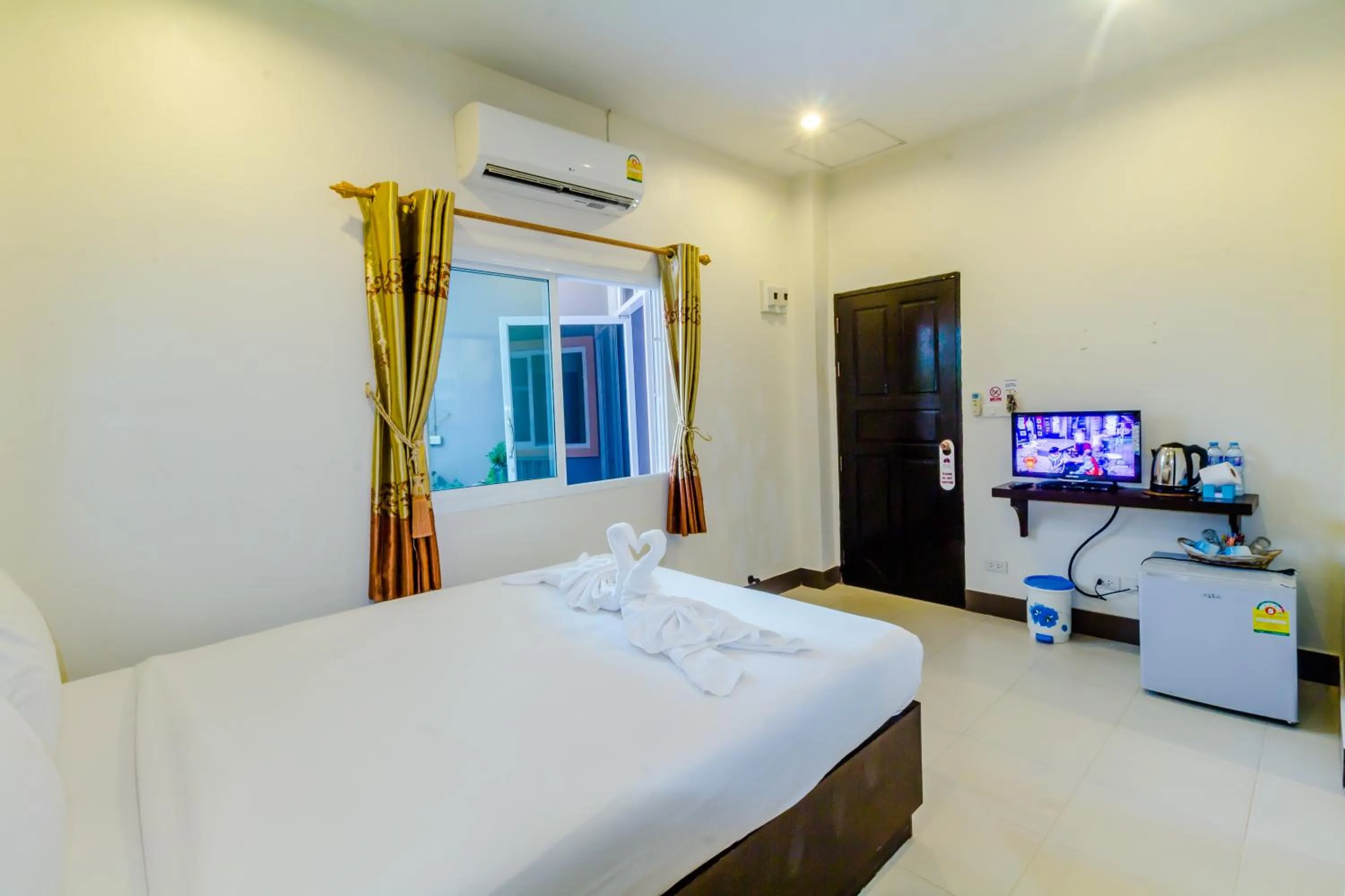 TV and multimedia, Bed in Baan Yuyen Karon Guesthouse