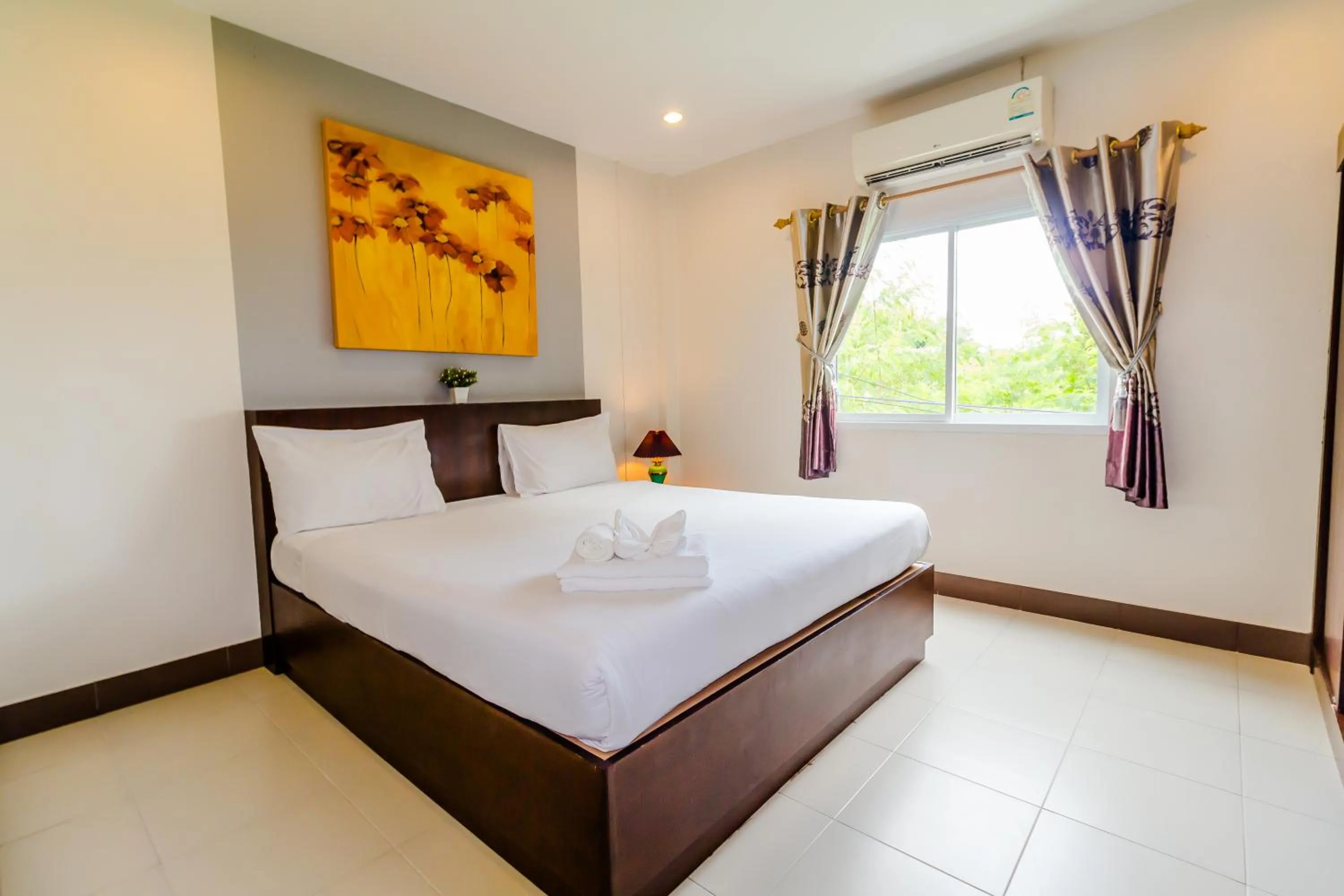 Photo of the whole room, Bed in Baan Yuyen Karon Guesthouse