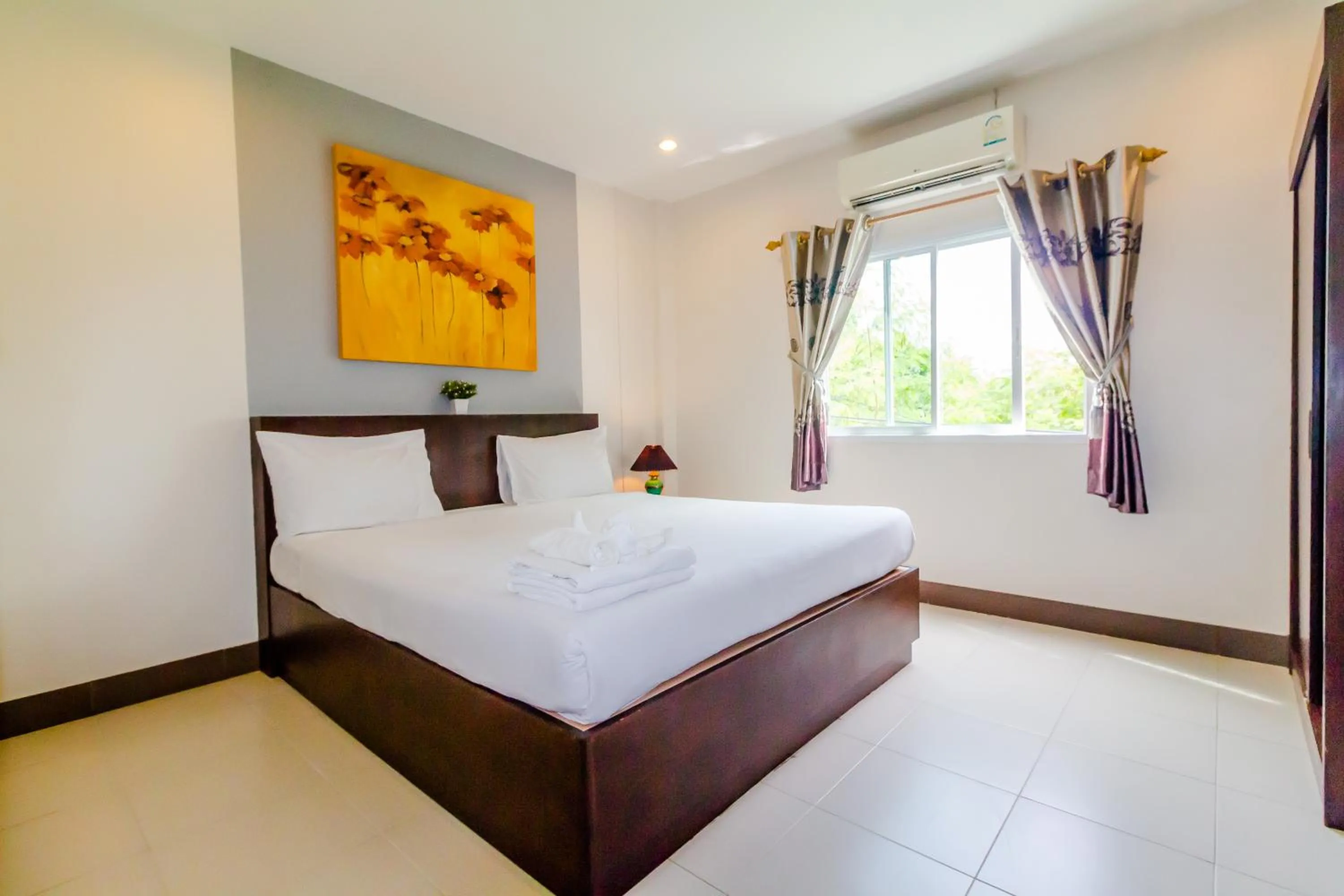 Photo of the whole room, Bed in Baan Yuyen Karon Guesthouse
