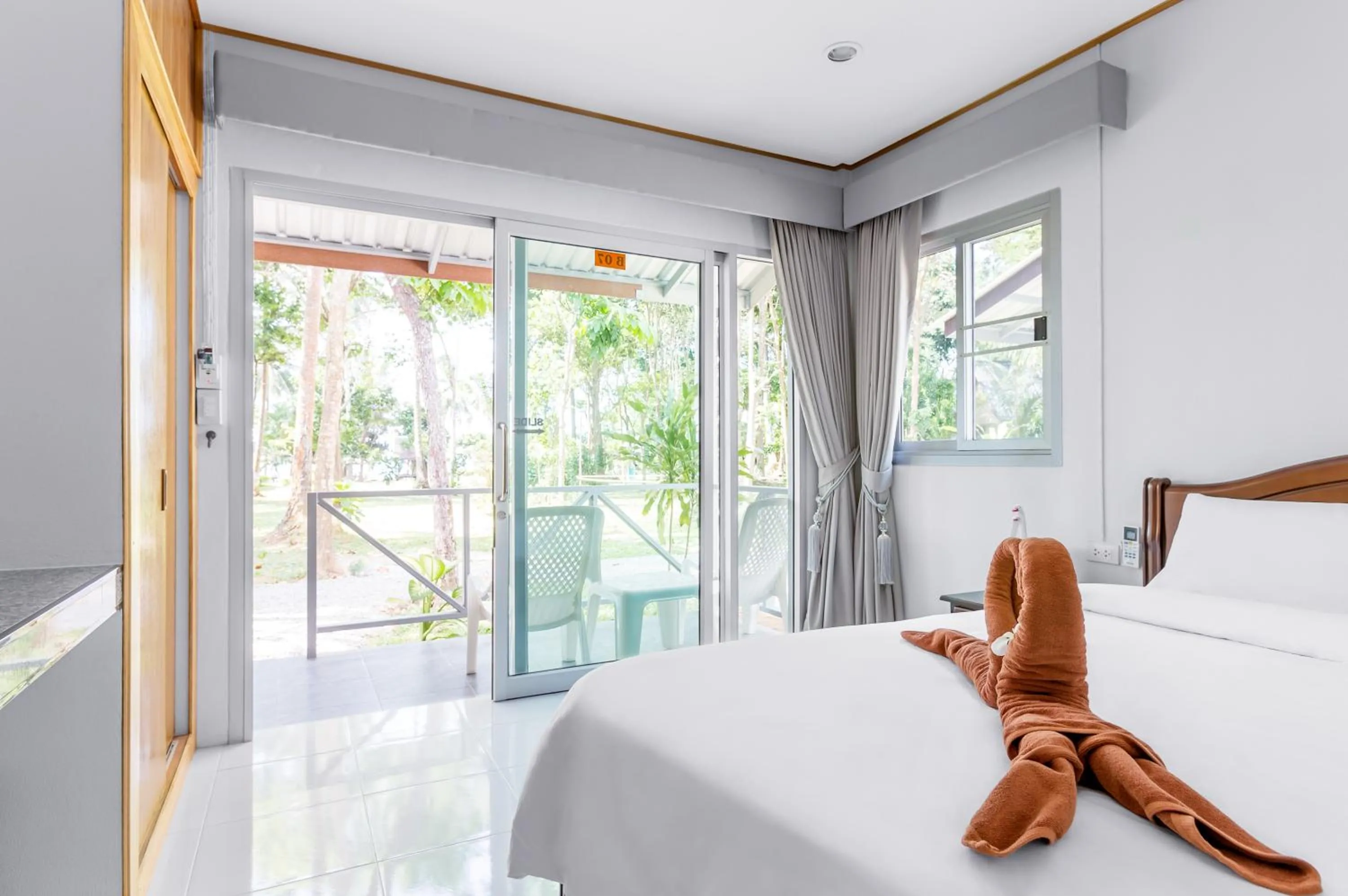 Bed in Lanta Coral Beach Resort