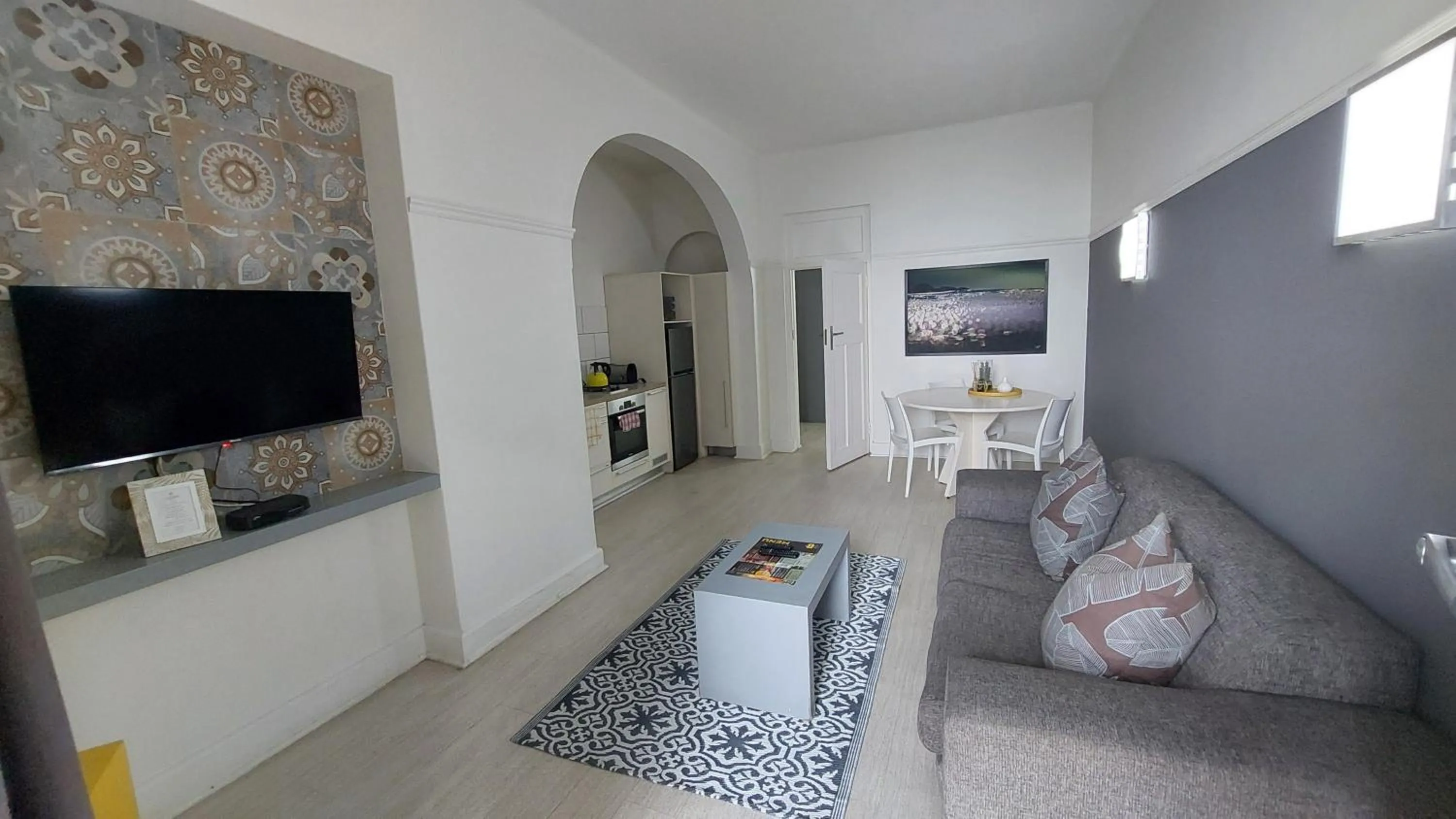 Communal lounge/ TV room in The Hampton Exclusive Guesthouse