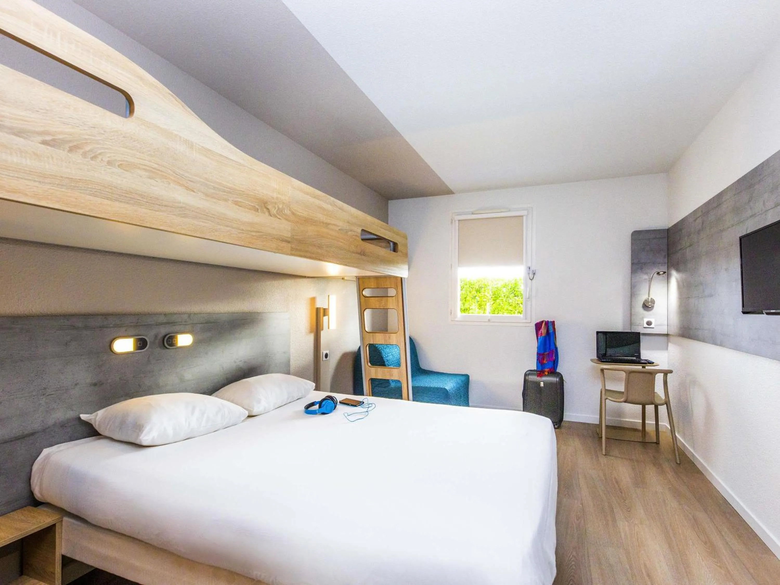 Bedroom, Bed in Ibis Budget Marmande