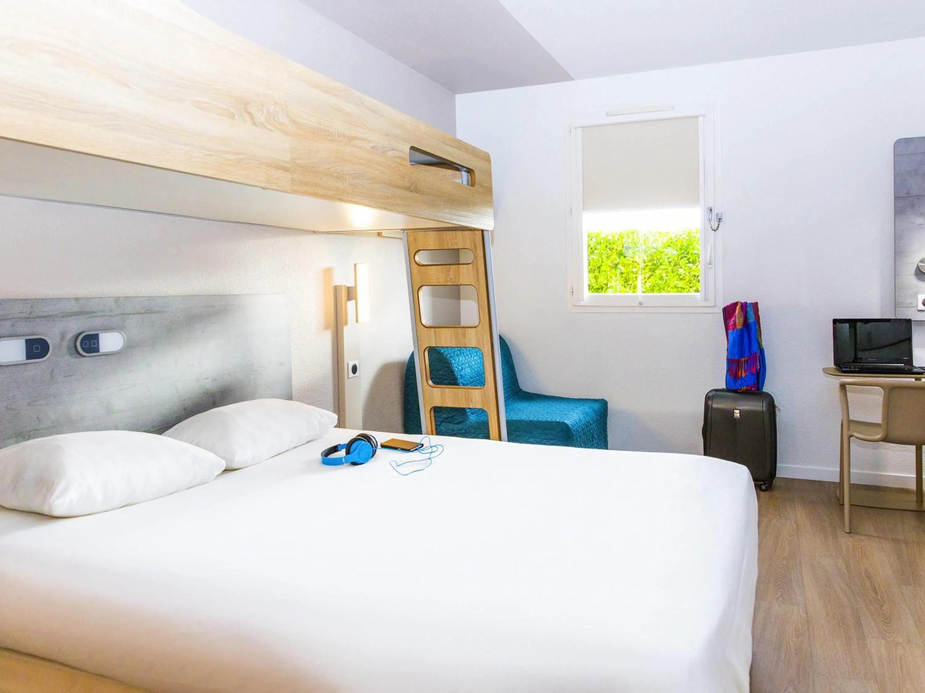 Bedroom, Bed in Ibis Budget Marmande