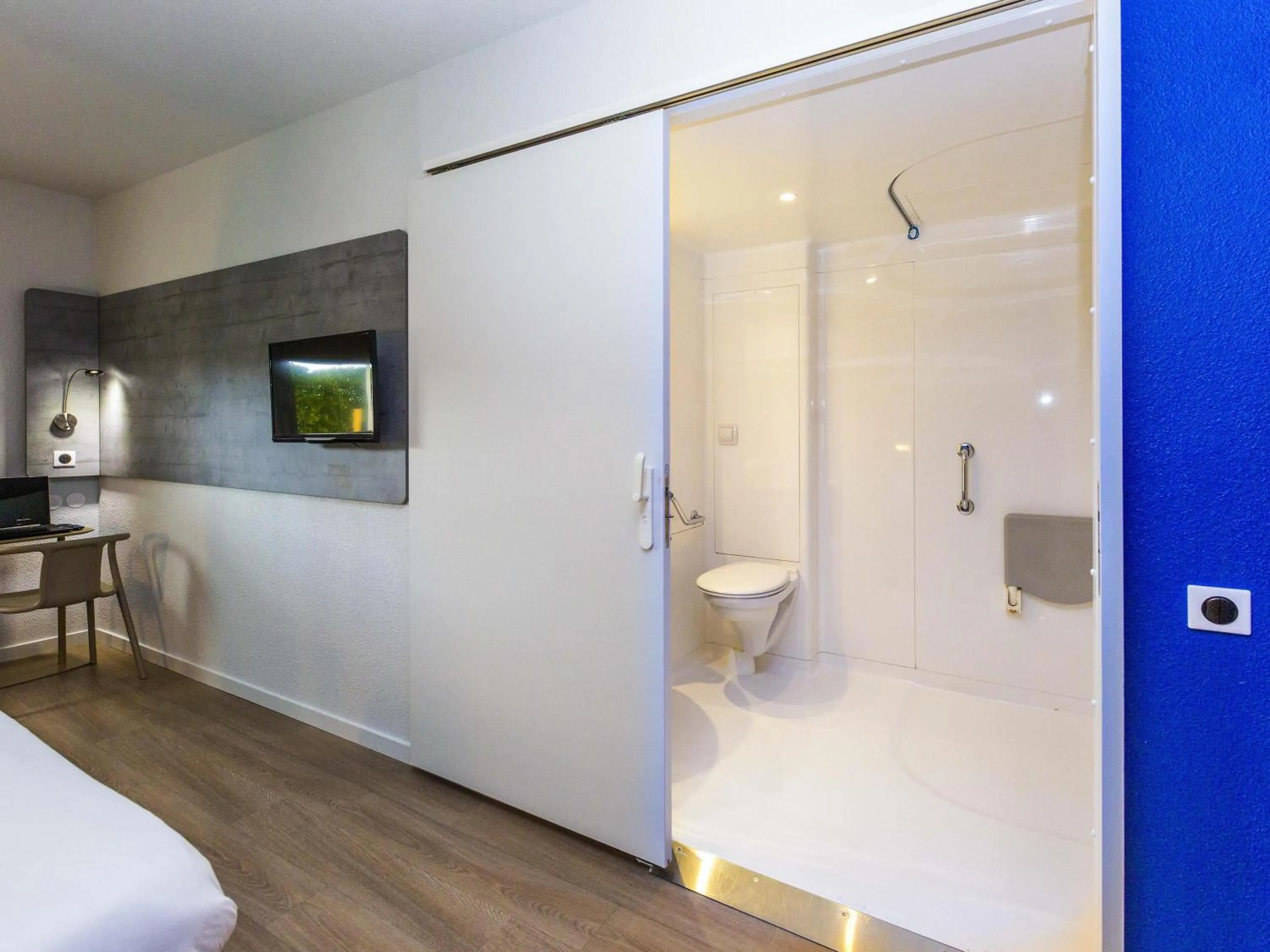 Bedroom in Ibis Budget Marmande