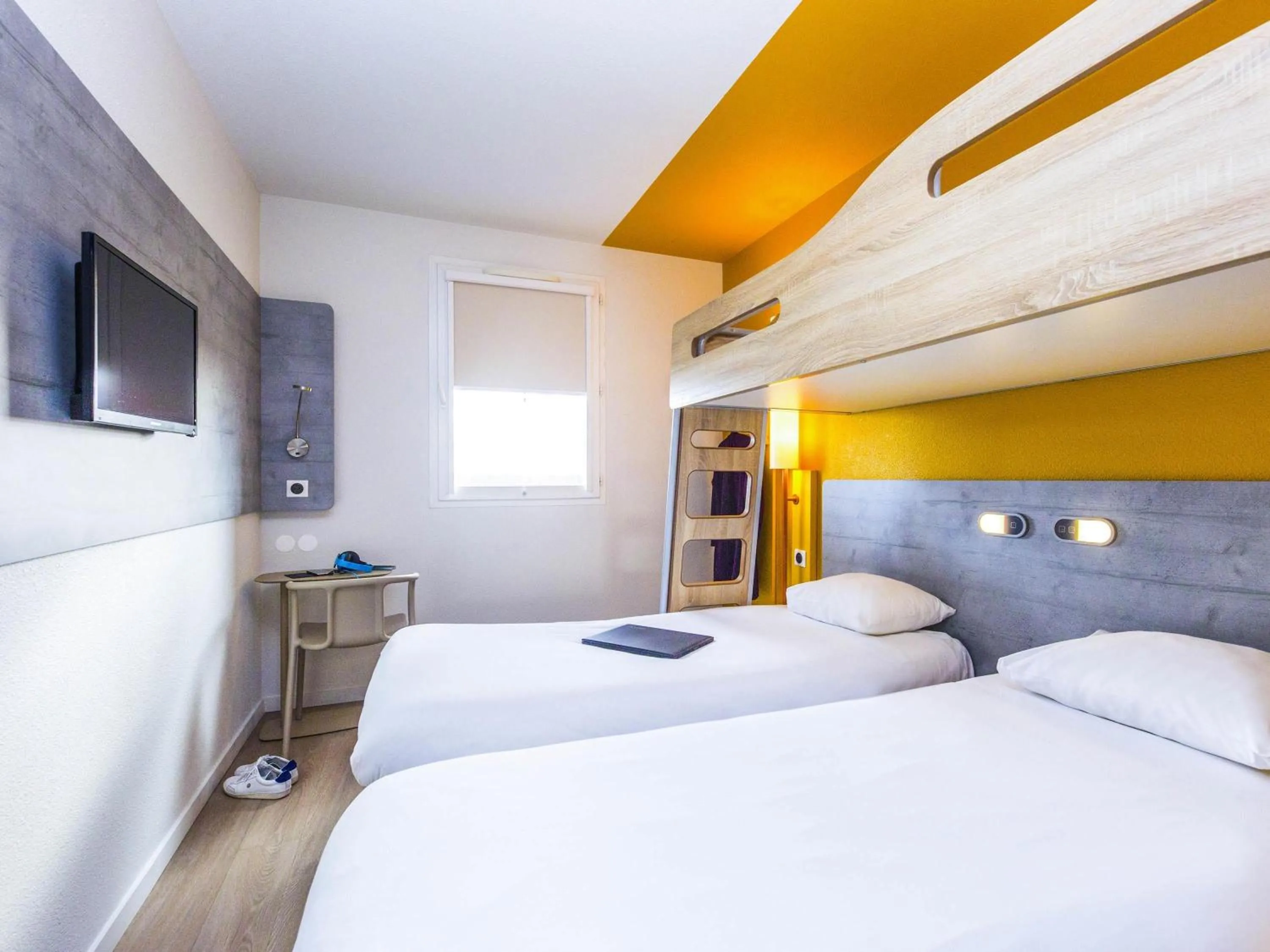 Bedroom, Bed in Ibis Budget Marmande