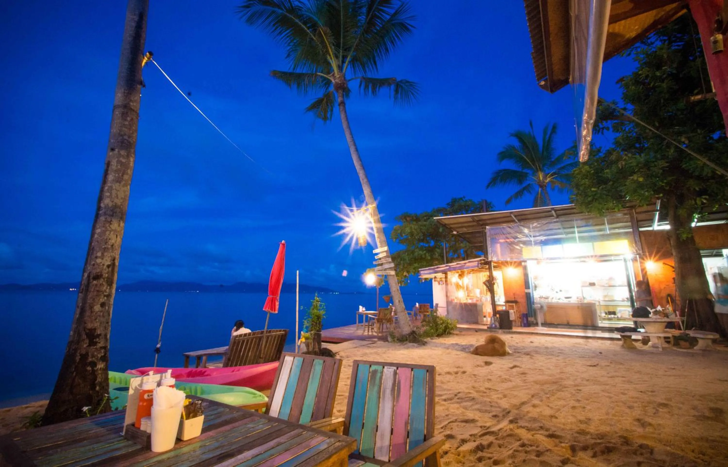 Restaurant/Places to Eat in By Beach Resort