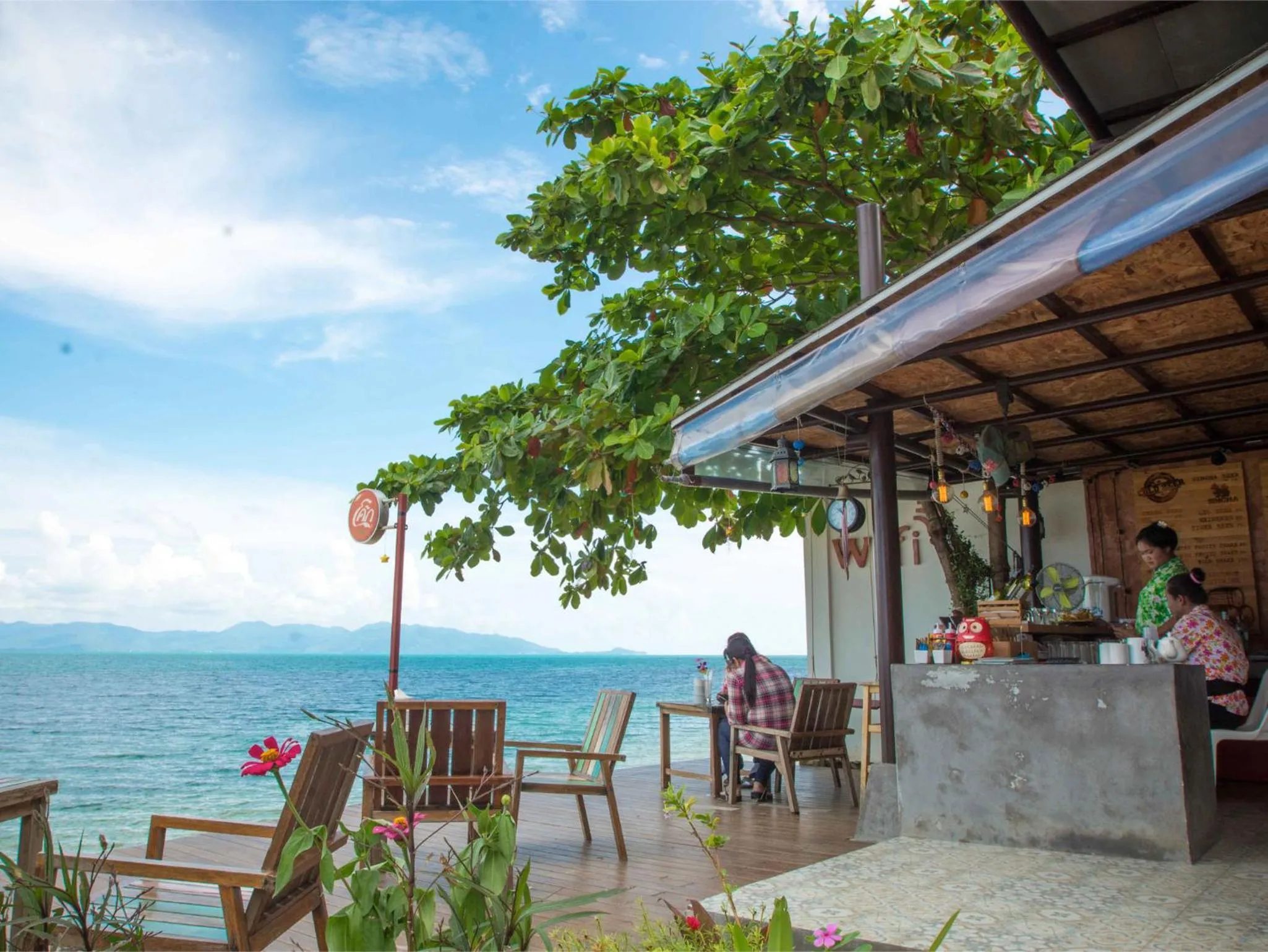 Restaurant/Places to Eat in By Beach Resort