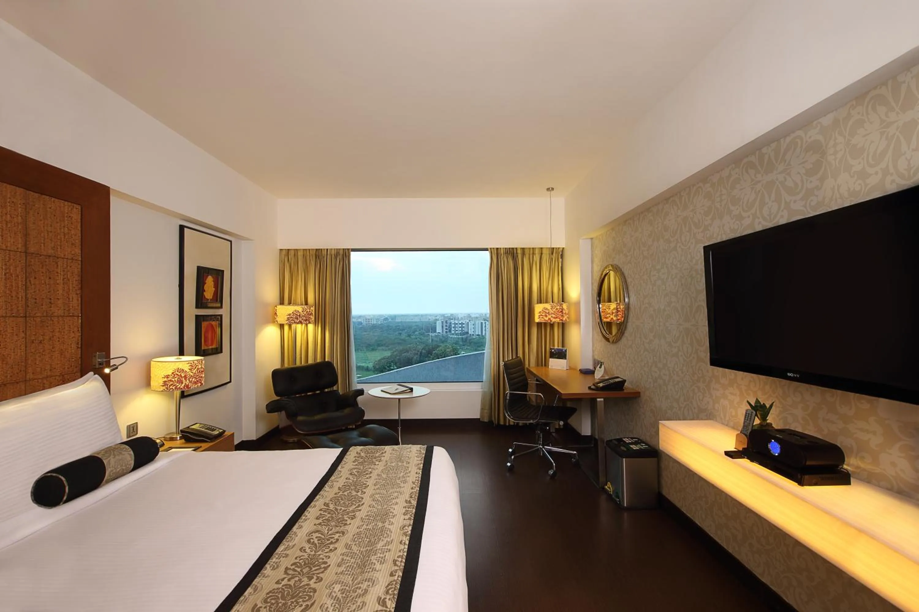 Seating area, Bed in Fortune Select SG Highway, Ahmedabad - Member ITC Hotels' Group