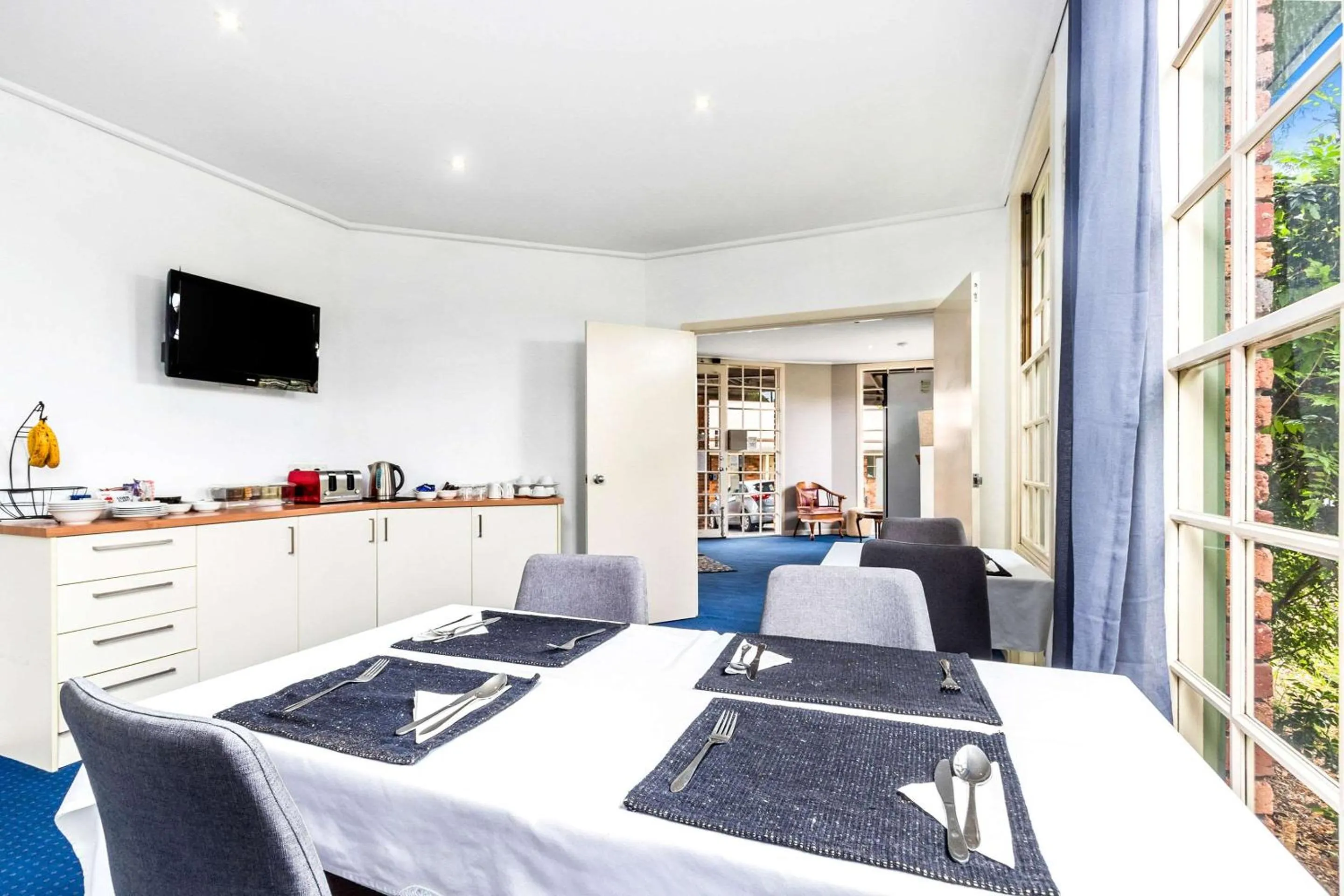 Restaurant/places to eat in Greensborough Motel