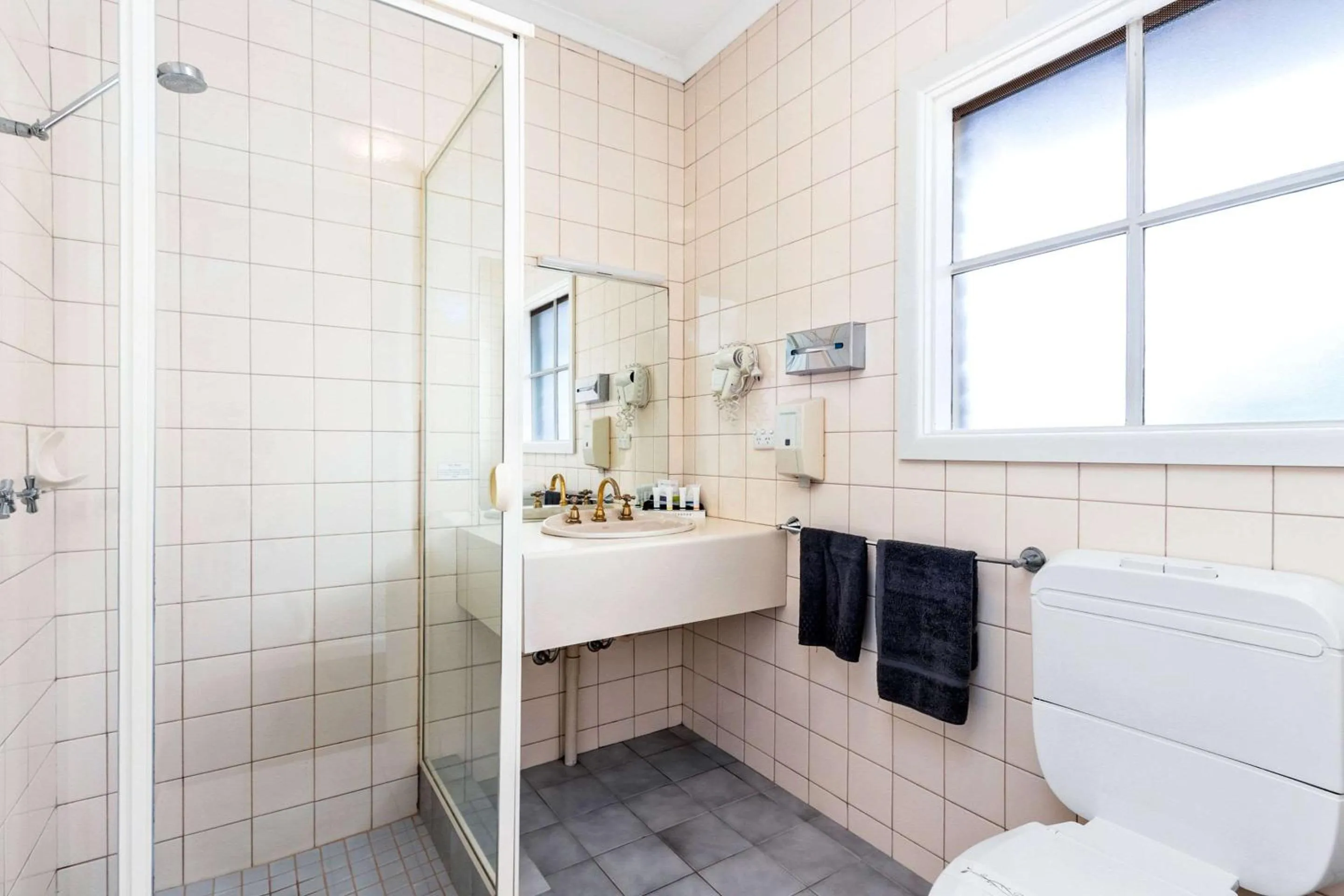 Bathroom in Greensborough Motel