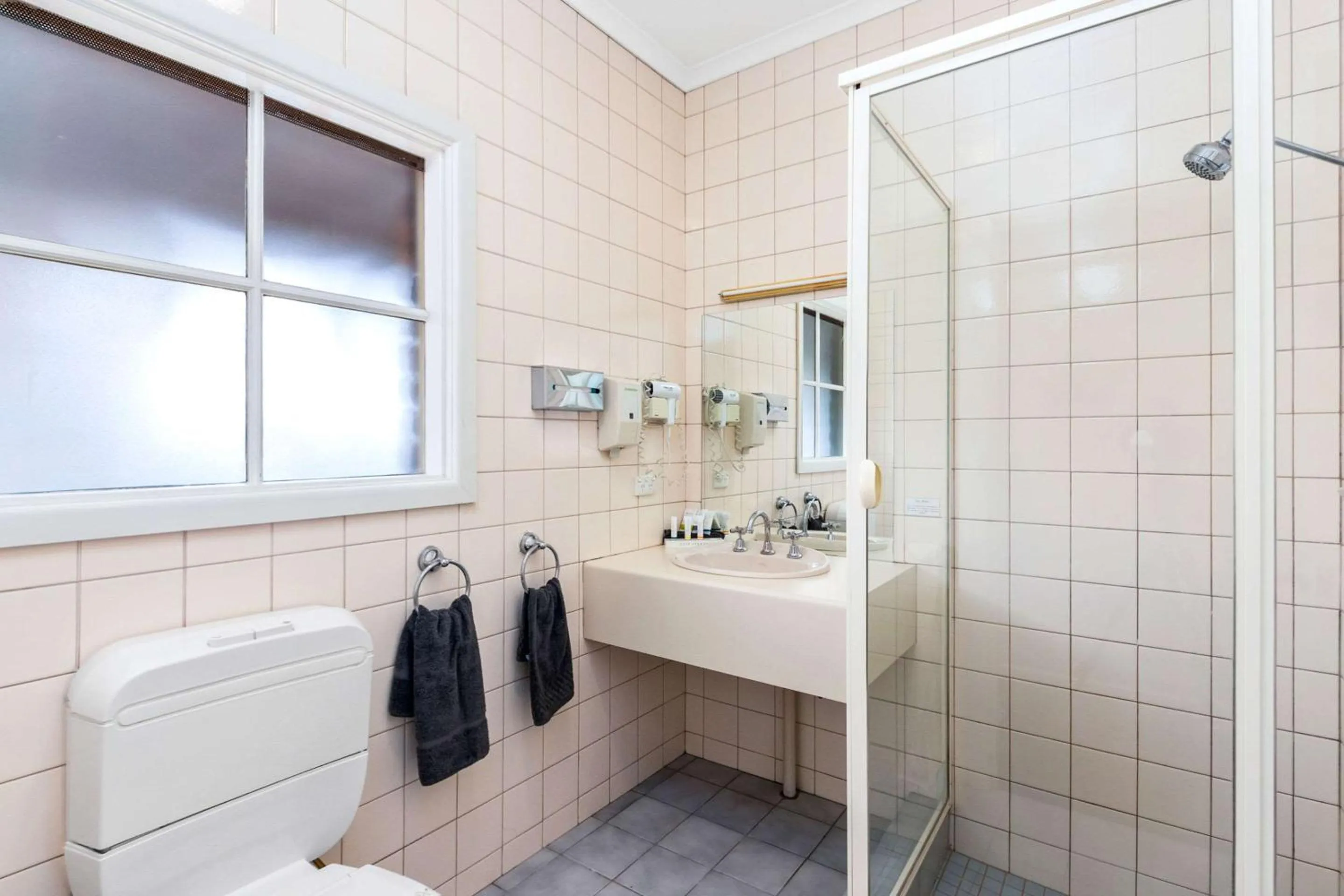 Bathroom in Greensborough Motel