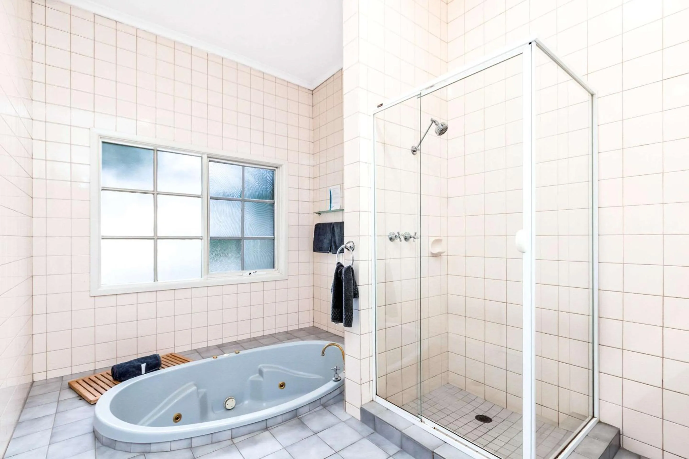 Bathroom in Greensborough Motel