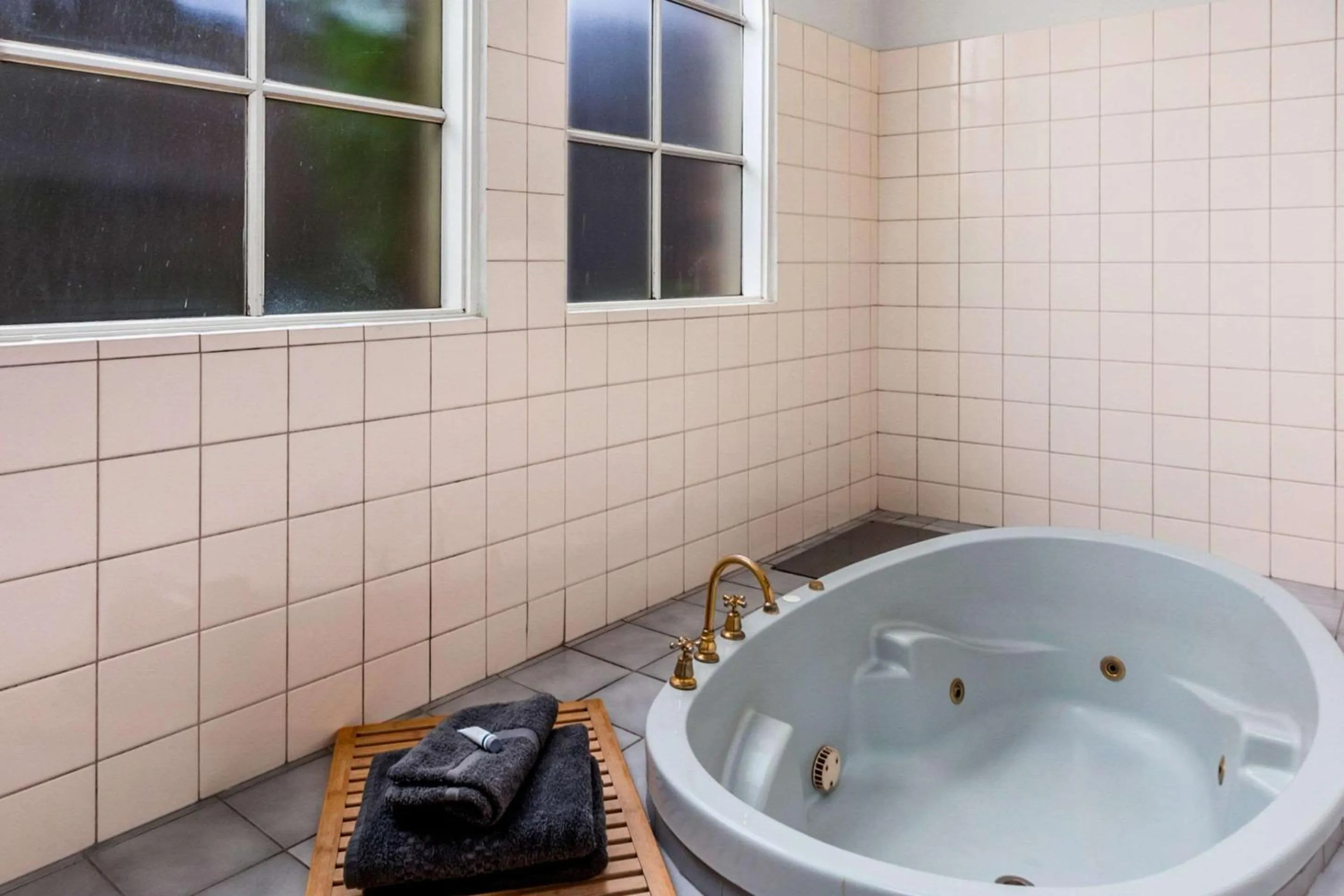 Bathroom in Greensborough Motel