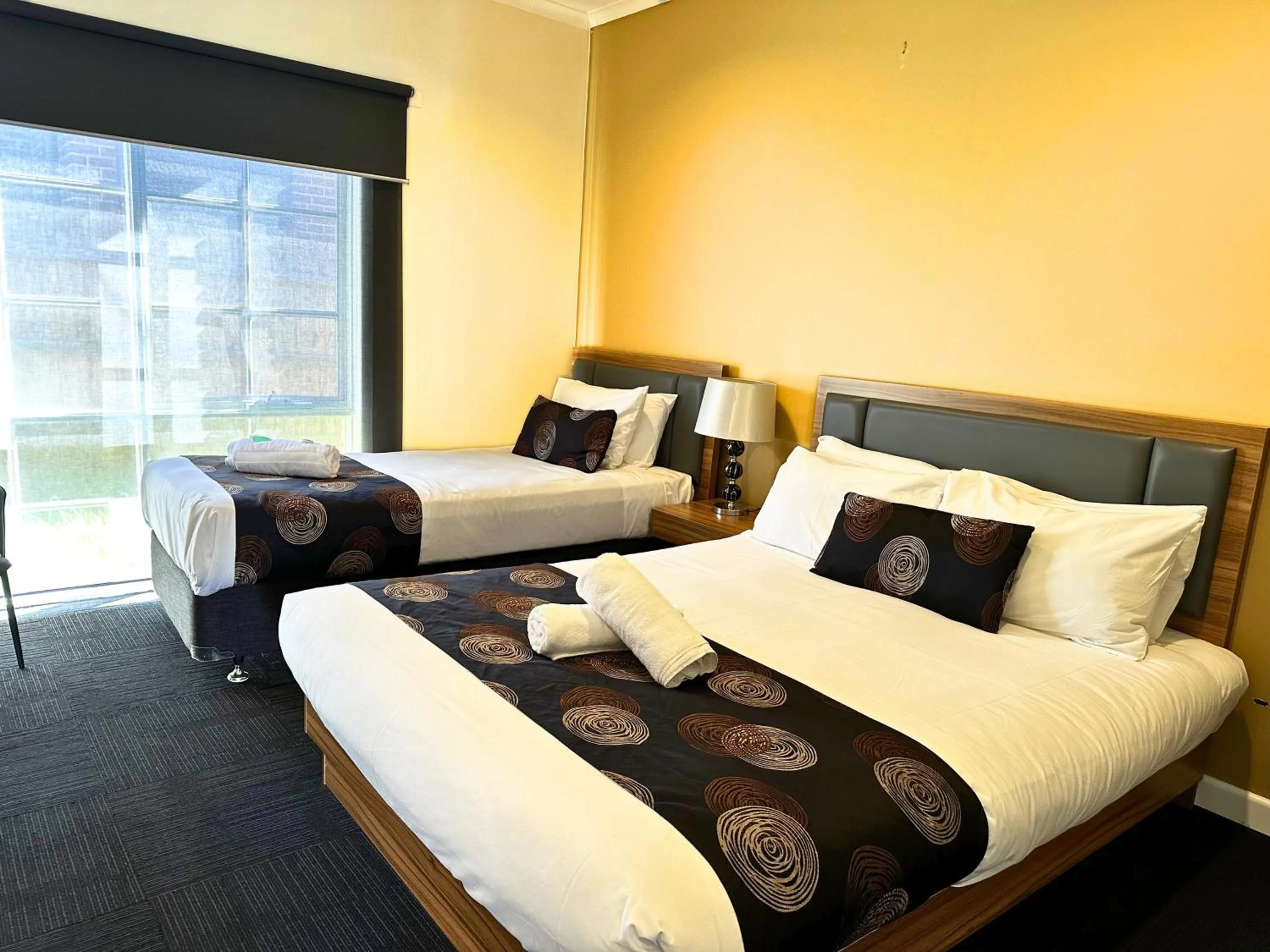 Bedroom, Bed in Greensborough Motel