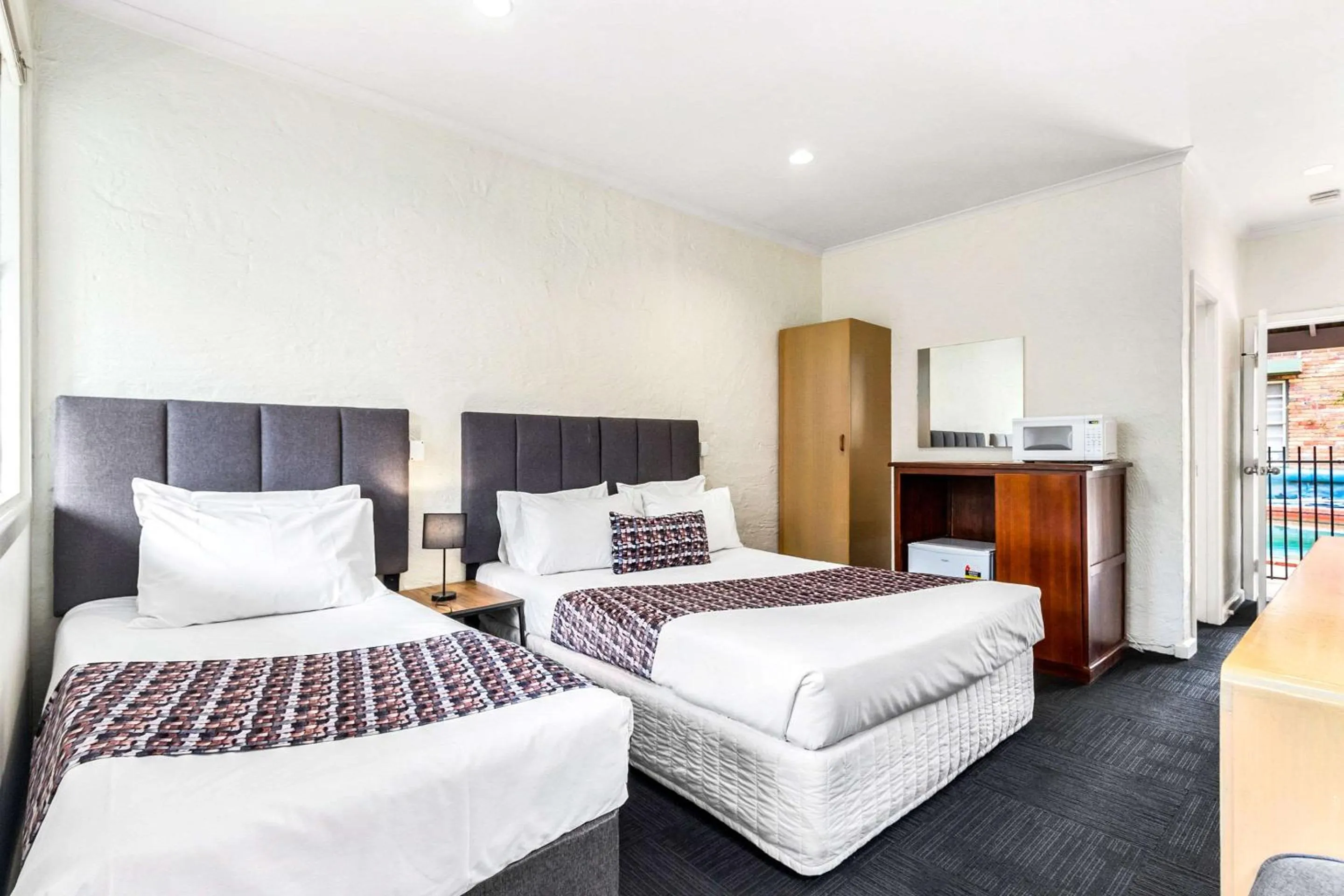 Photo of the whole room, Bed in Greensborough Motel