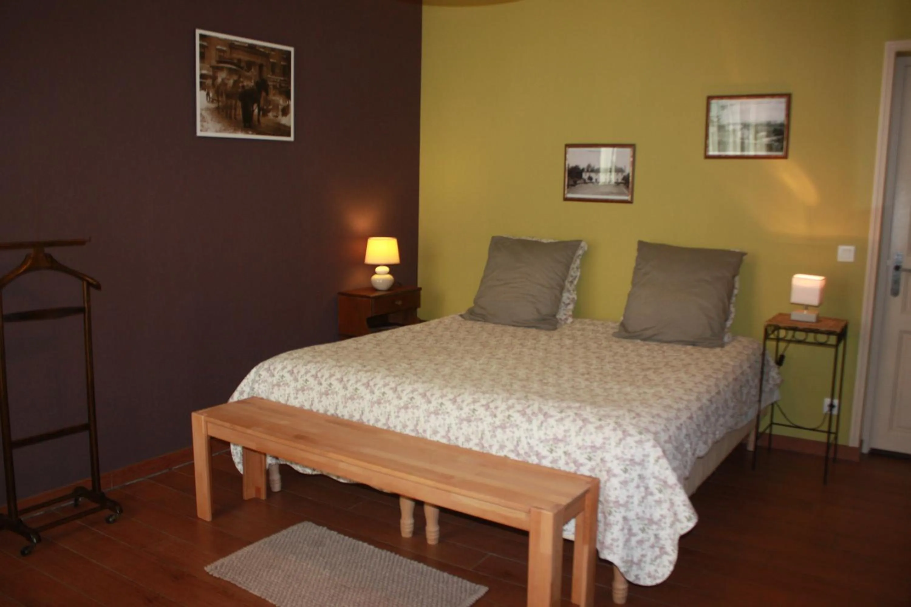 Garden view, Bed in Chambres d'hôtes La Verrerie du Gast