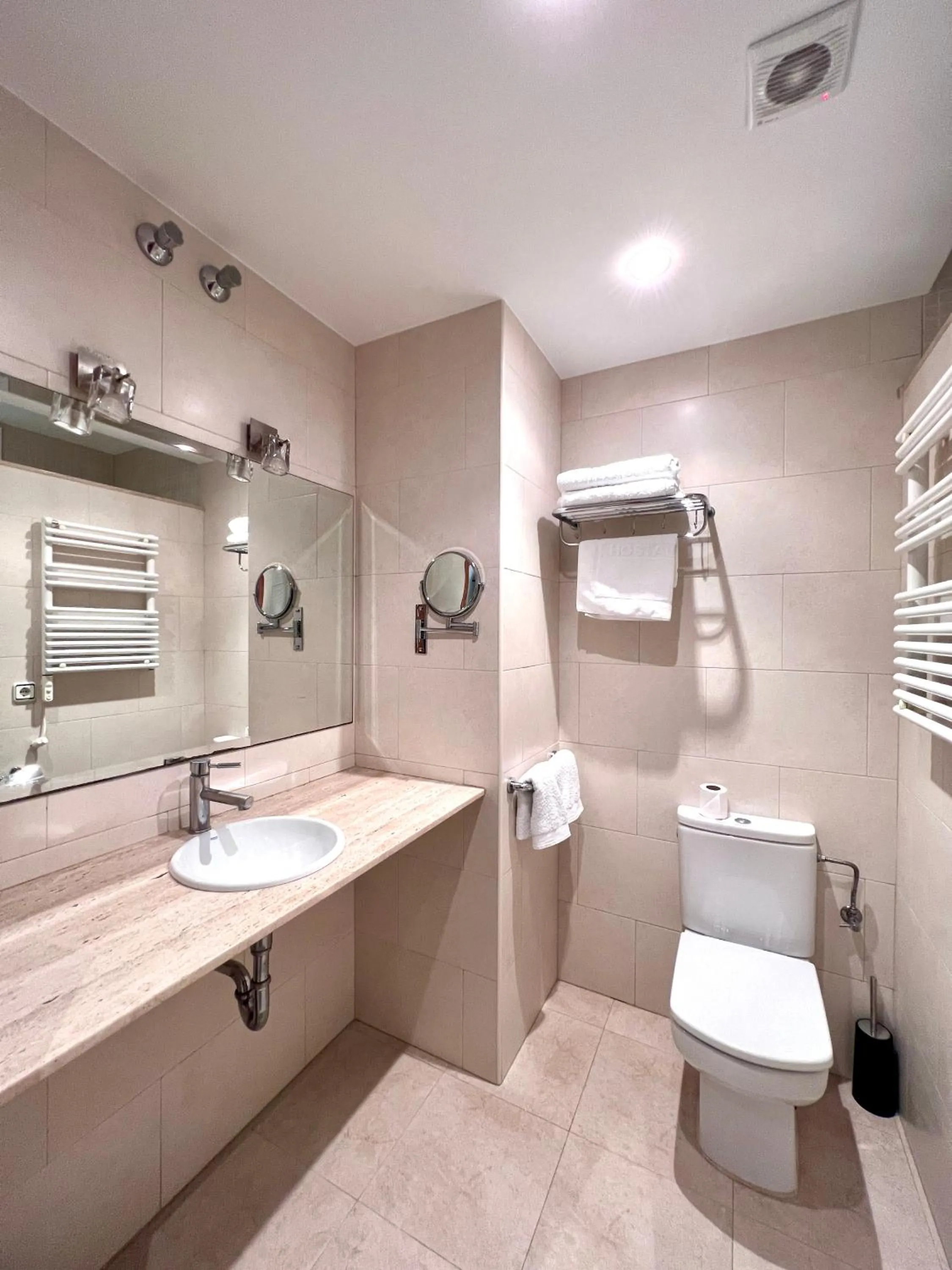 Shower in Hostal Apolo