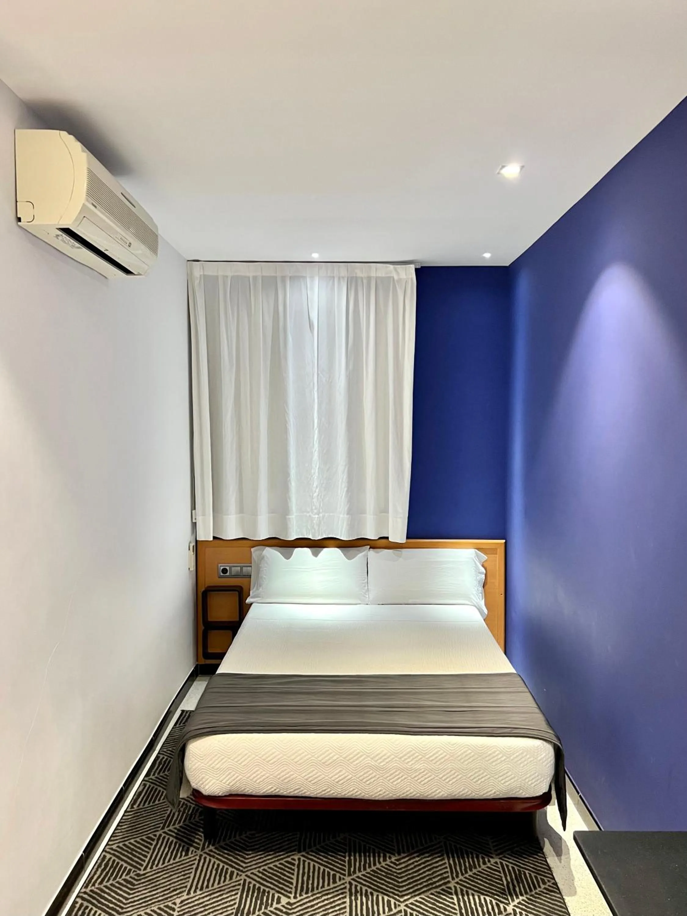 Bathroom, Bed in Hostal Apolo