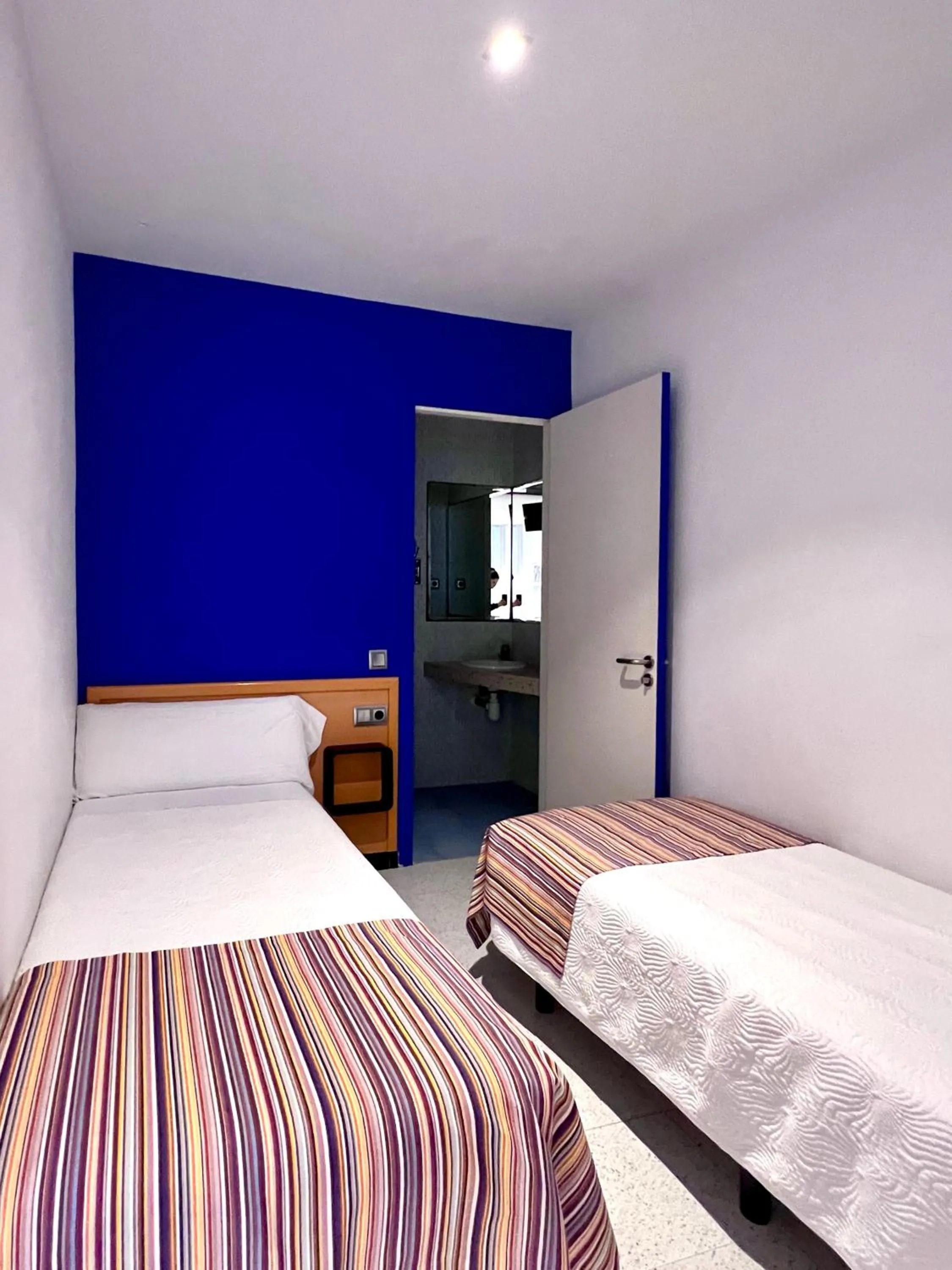 TV and multimedia, Bed in Hostal Apolo