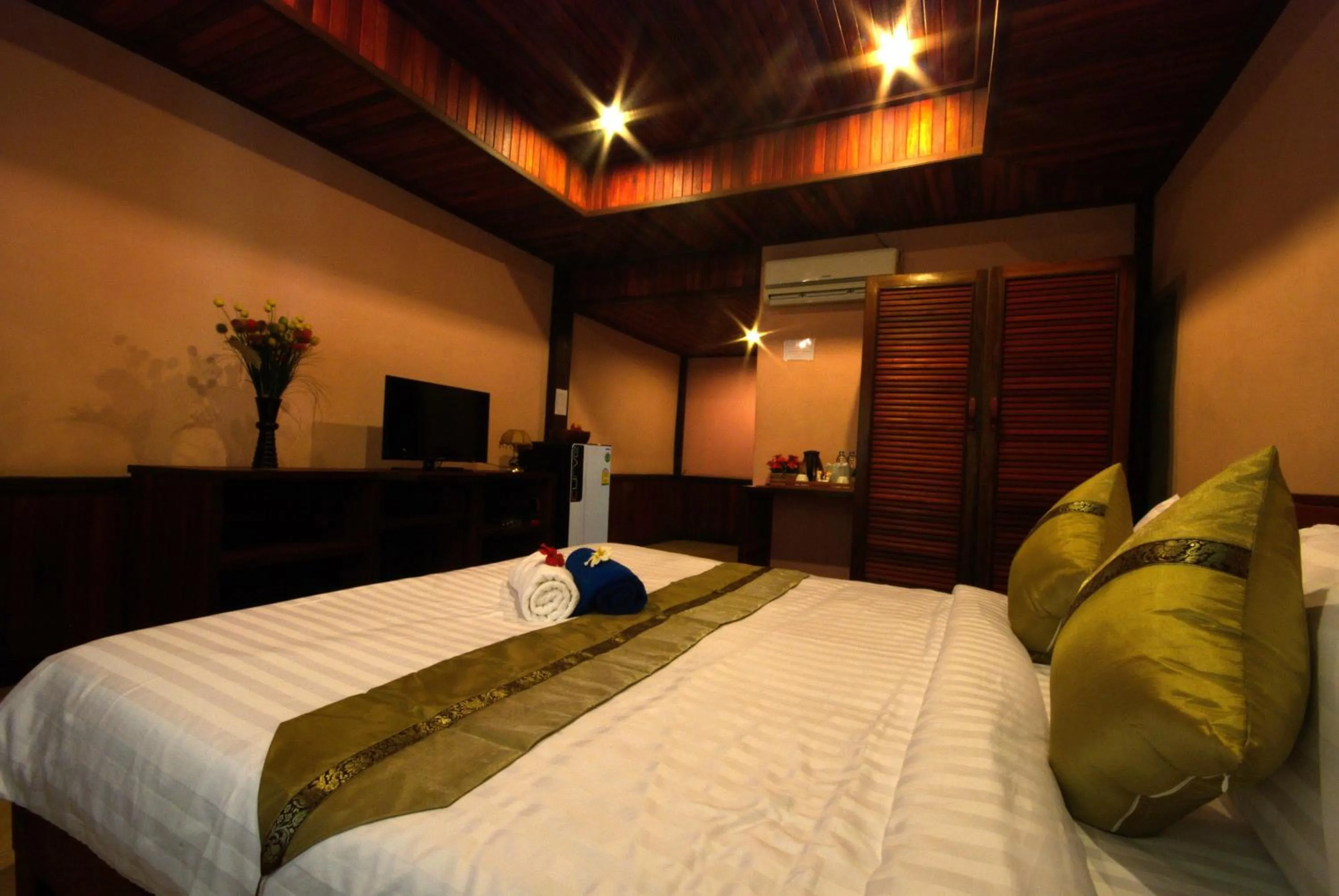 Photo of the whole room, Bed in Sangsawan Palace Khaolak Resort