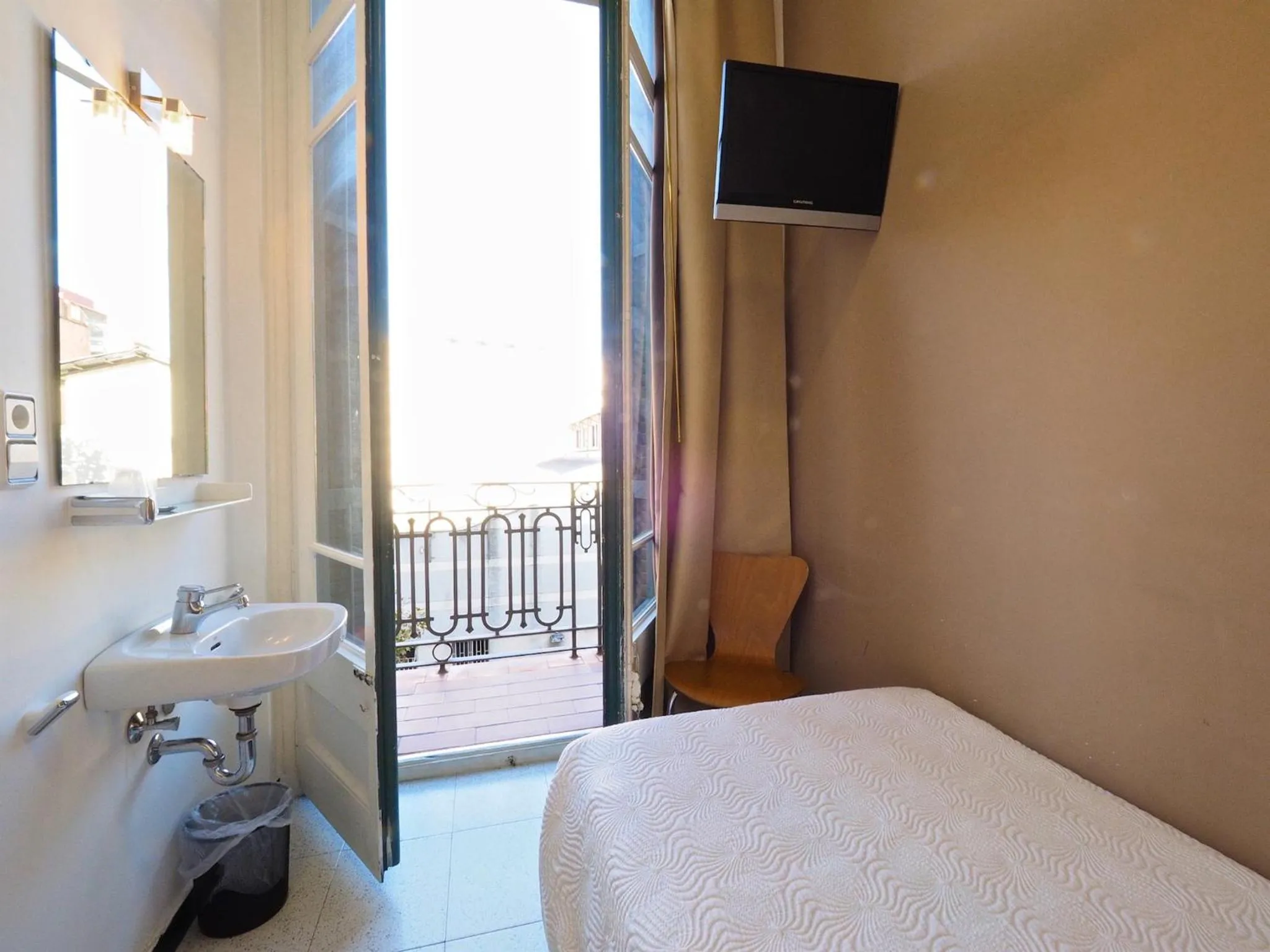 Day, Bed in Pensión Peiró