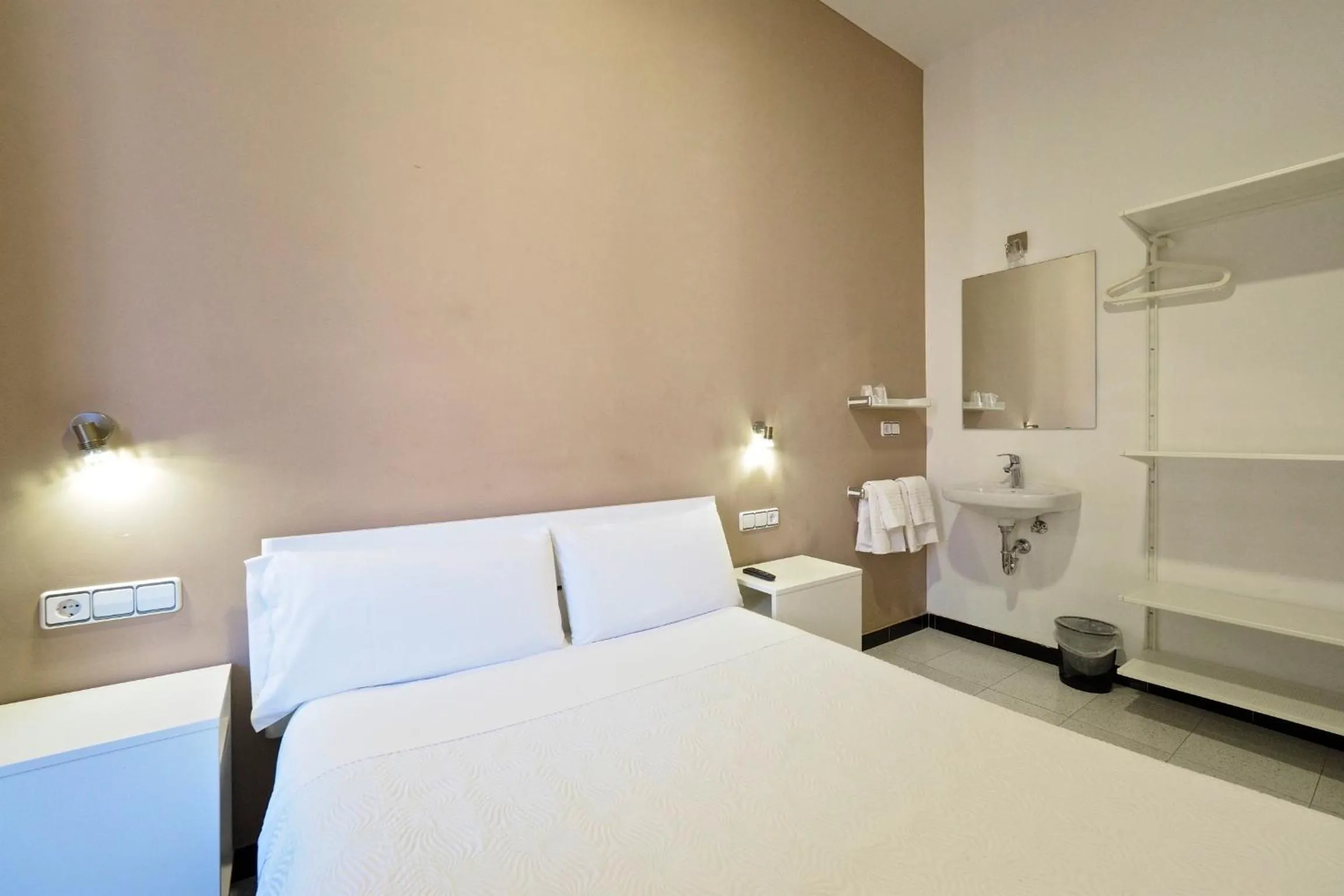 Photo of the whole room, Bed in Pensión Peiró