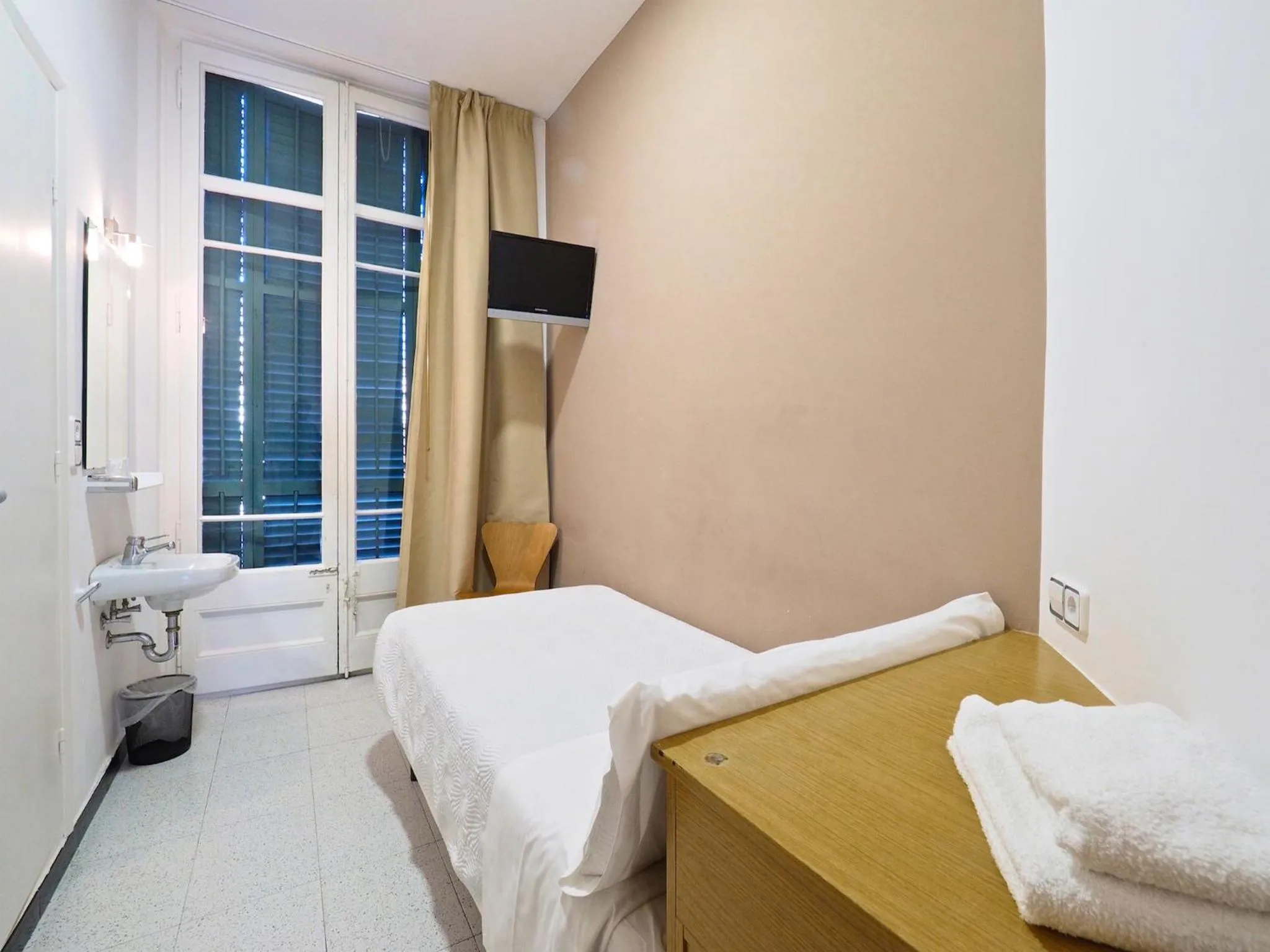 Photo of the whole room, Bed in Pensión Peiró