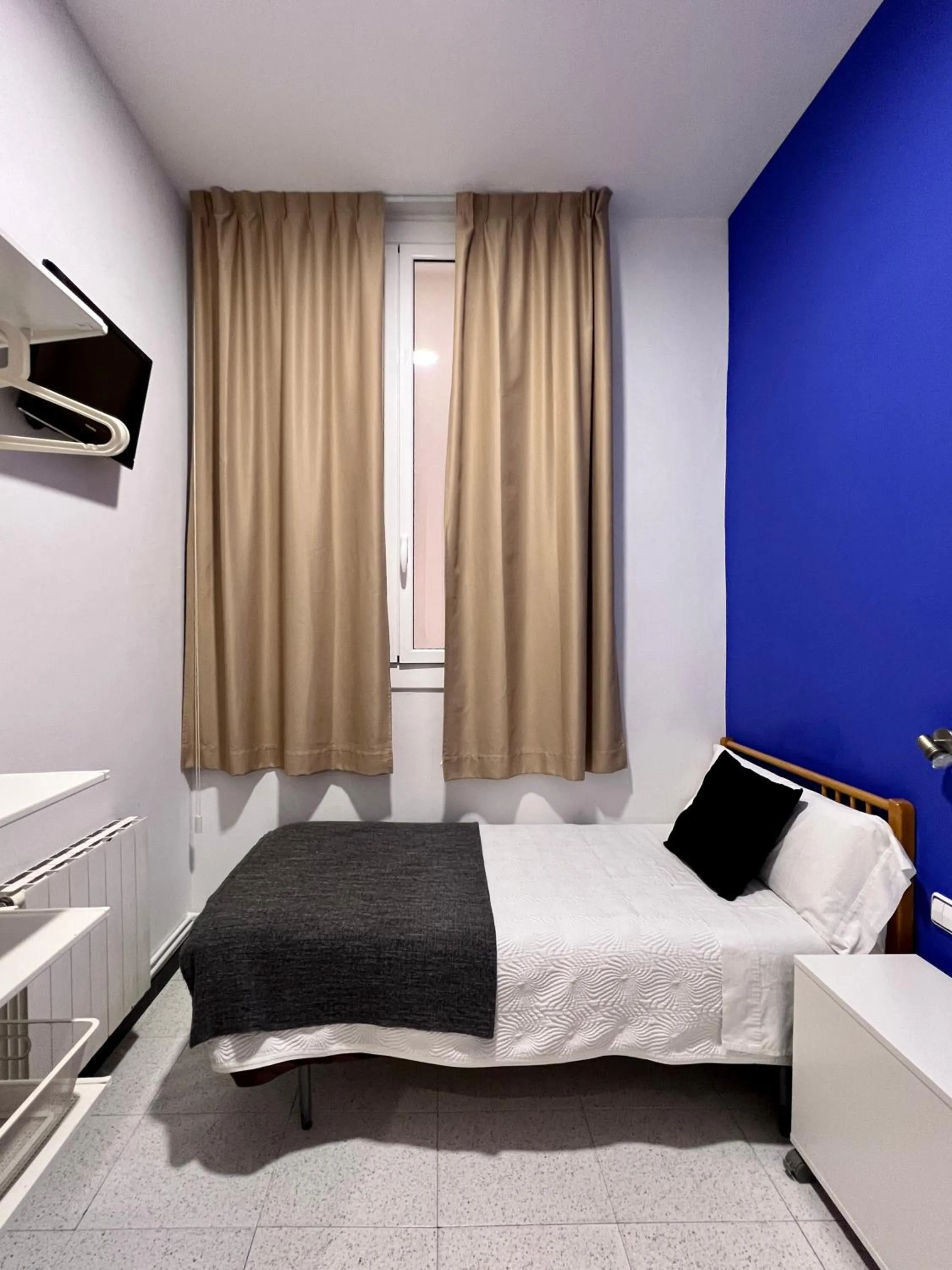 Photo of the whole room, Bed in Pensión Peiró