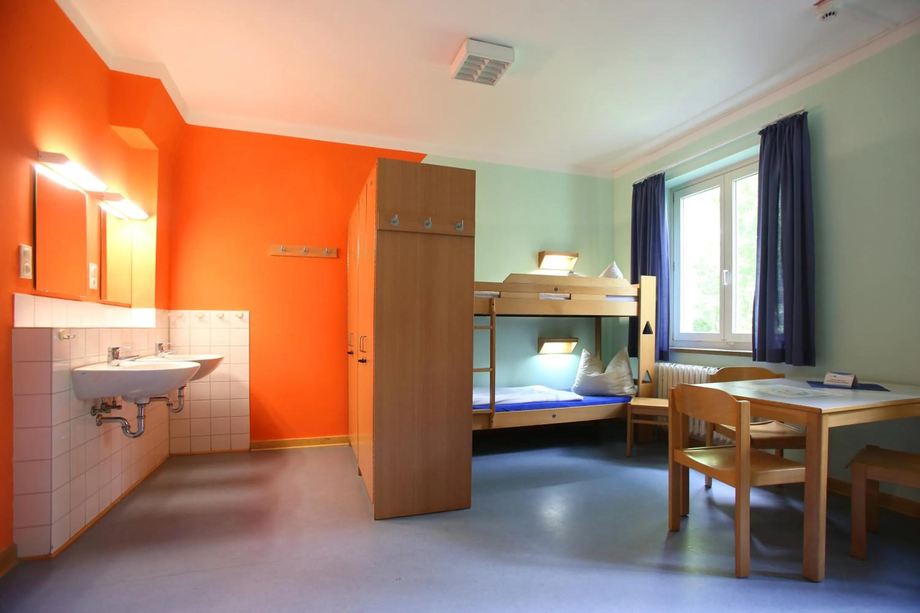 One Bed in Six-Bed Room (women only) in Jugendherberge Lübeck Vor dem Burgtor