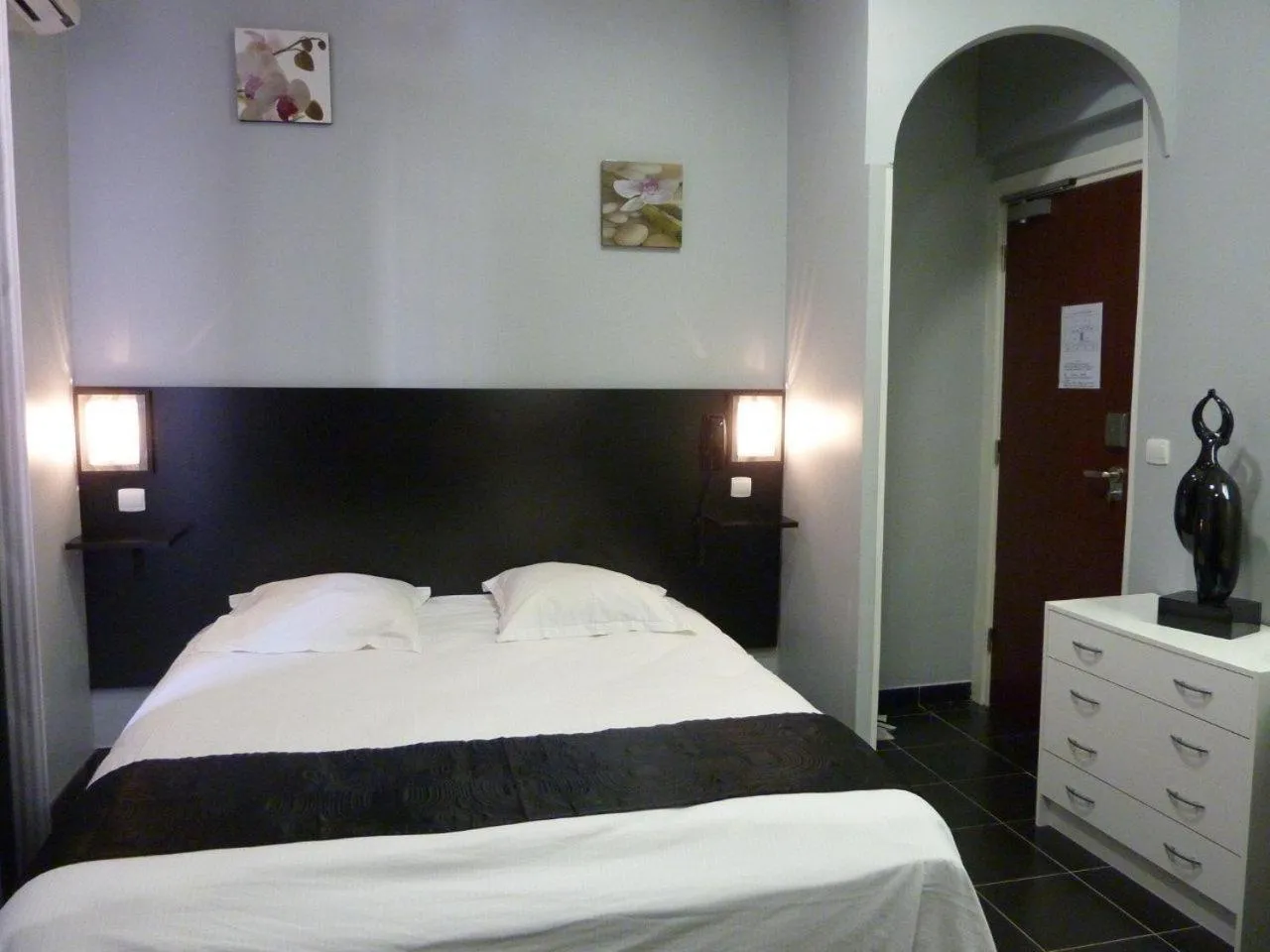 Photo of the whole room, Bed in Hôtel Villa Boeri