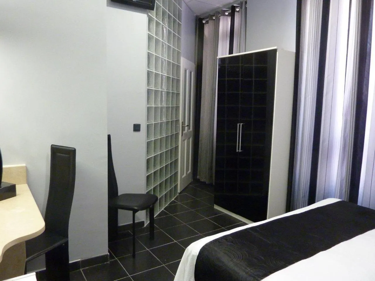 Photo of the whole room, Bed in Hôtel Villa Boeri