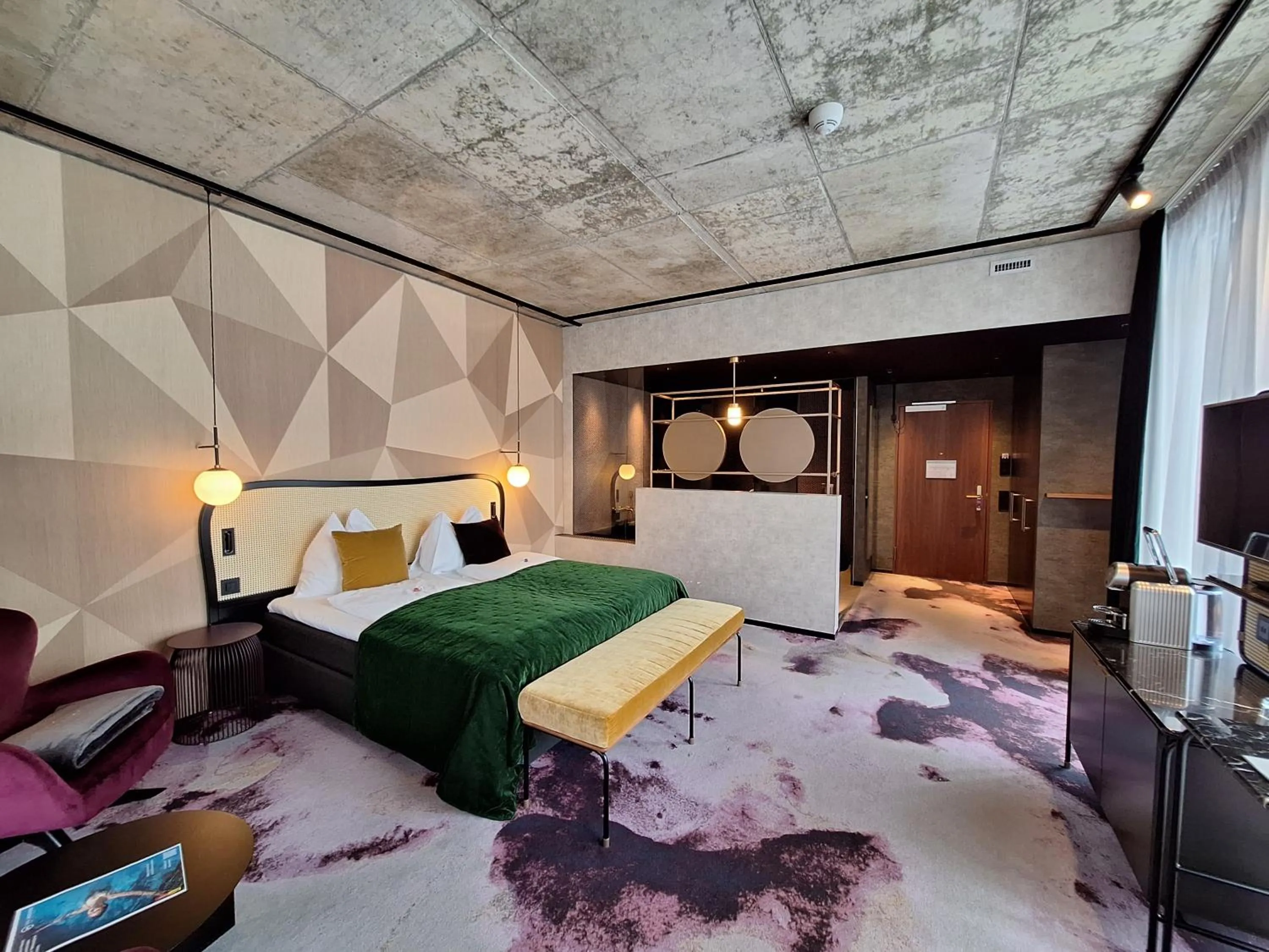 Bathroom, Bed in Me and All Hotel Flims, by Hyatt