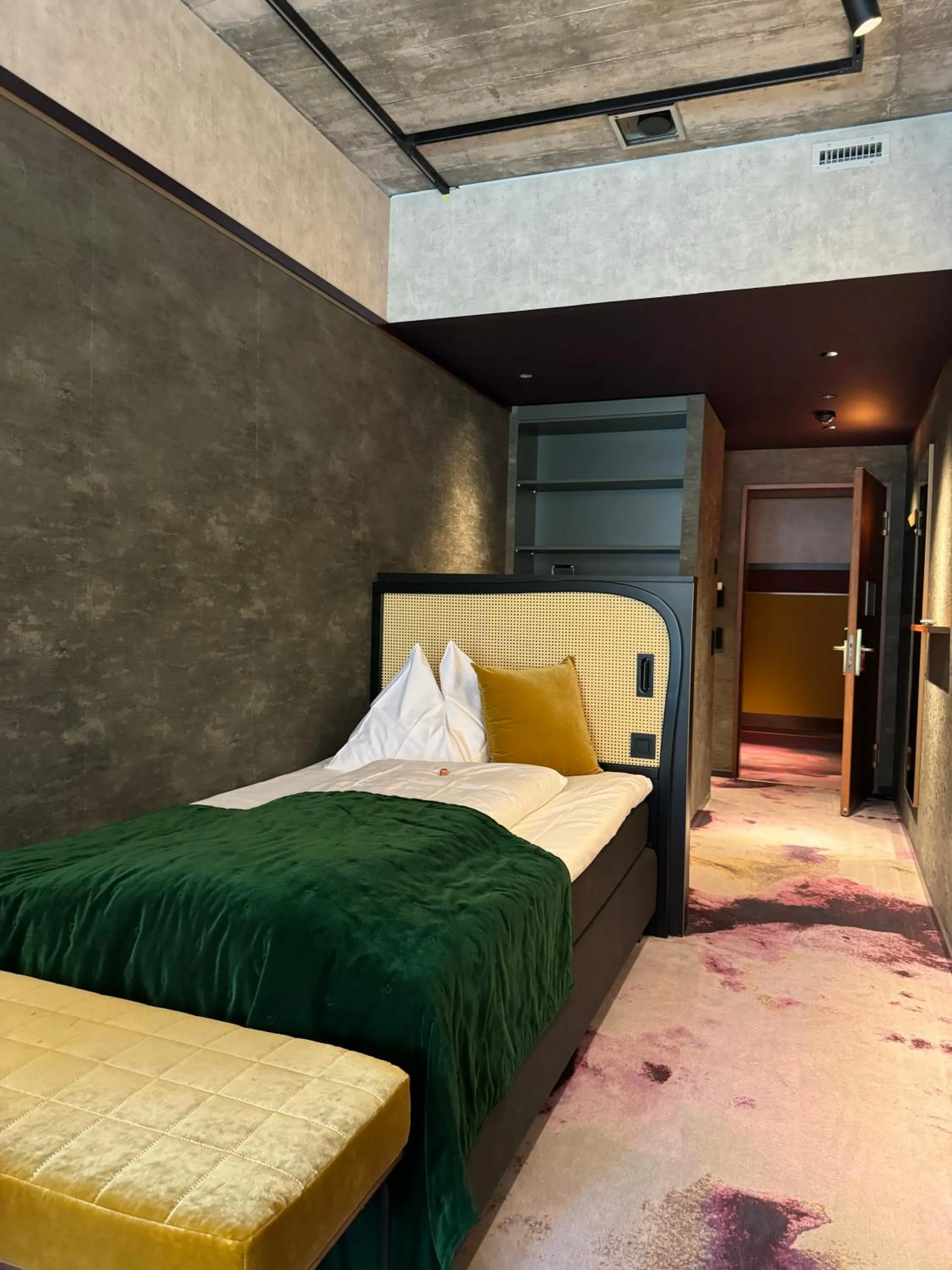 Photo of the whole room, Bed in Me and All Hotel Flims, by Hyatt