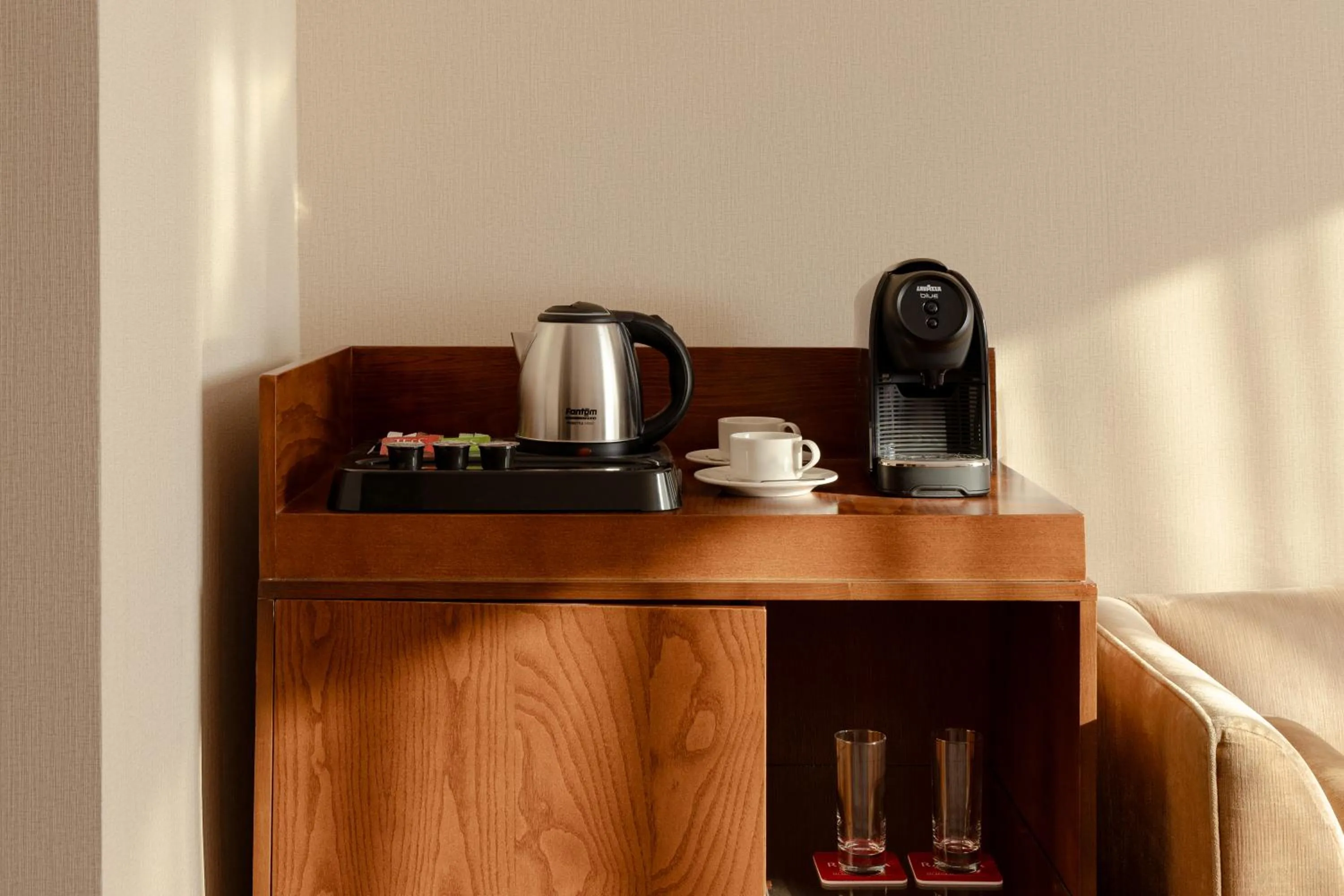 Coffee/tea facilities in Ramada Plaza by Wyndham Gence