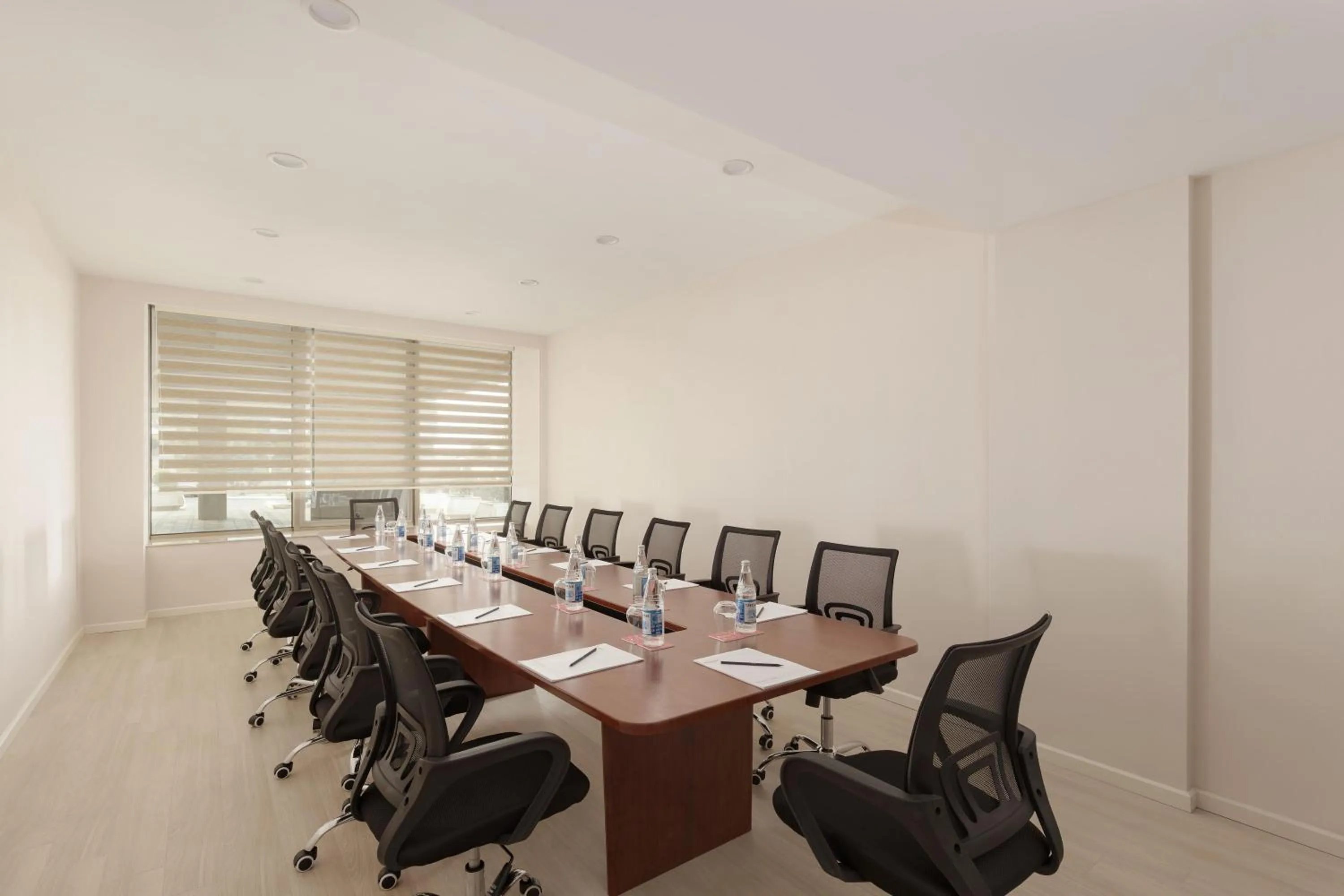 Meeting/conference room in Ramada Plaza by Wyndham Gence