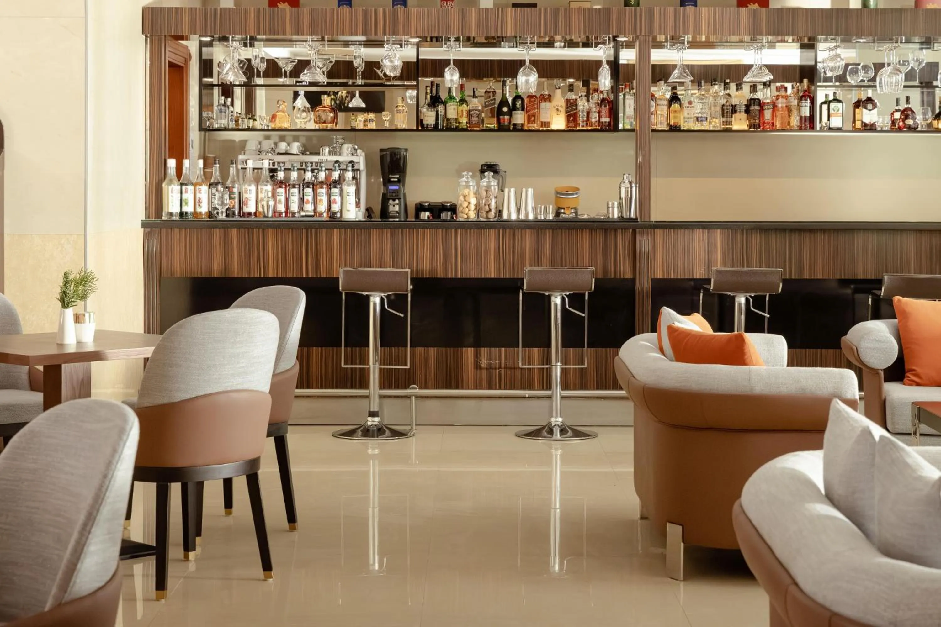 Lounge or bar in Ramada Plaza by Wyndham Gence