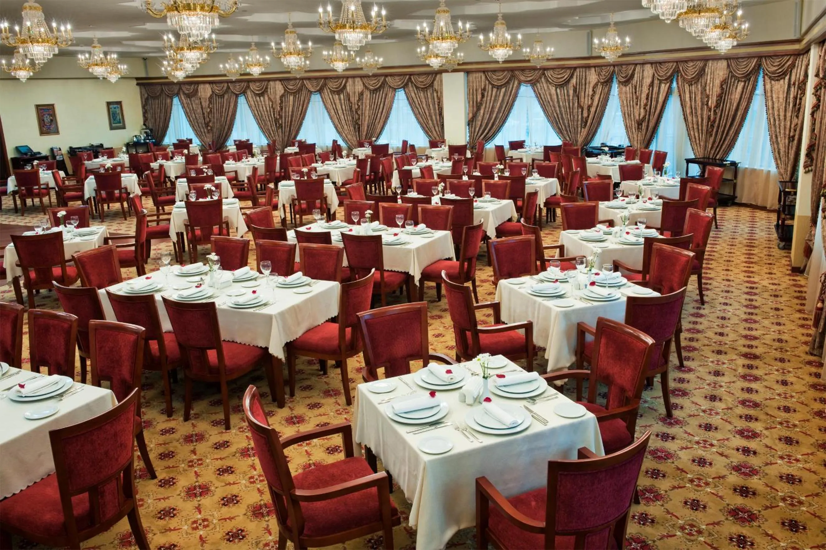 Restaurant/places to eat in Ramada Plaza by Wyndham Gence