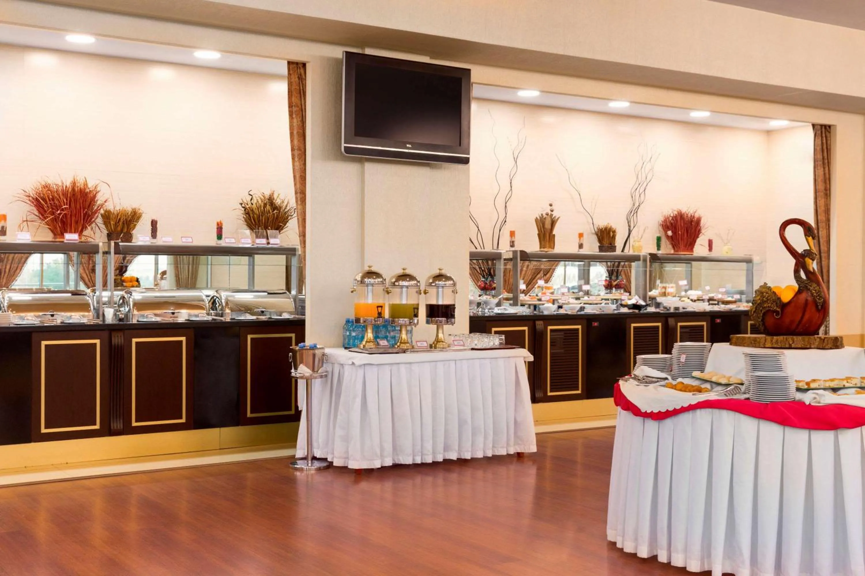 Restaurant/places to eat in Ramada Plaza by Wyndham Gence