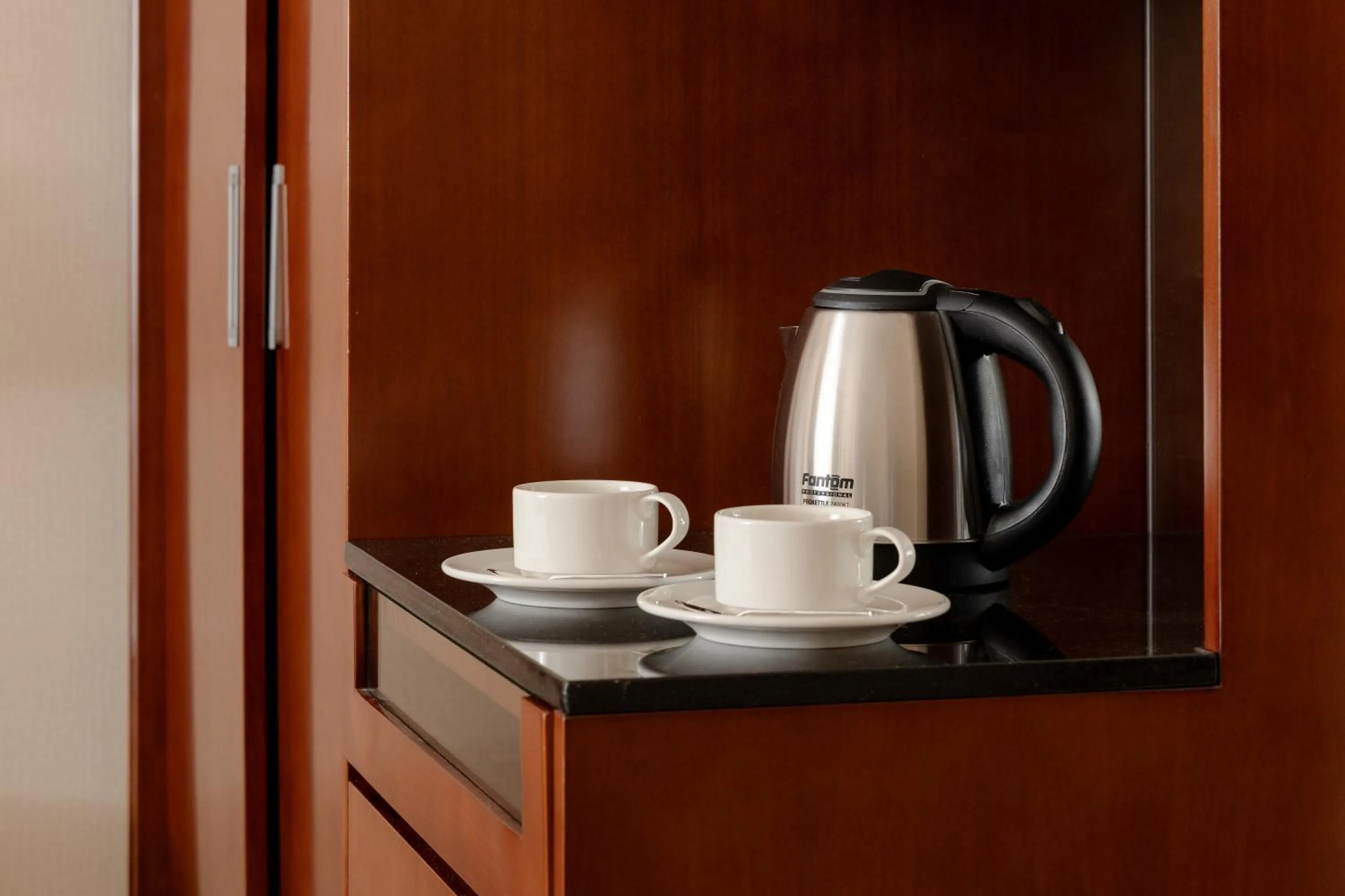 Coffee/tea facilities in Ramada Plaza by Wyndham Gence