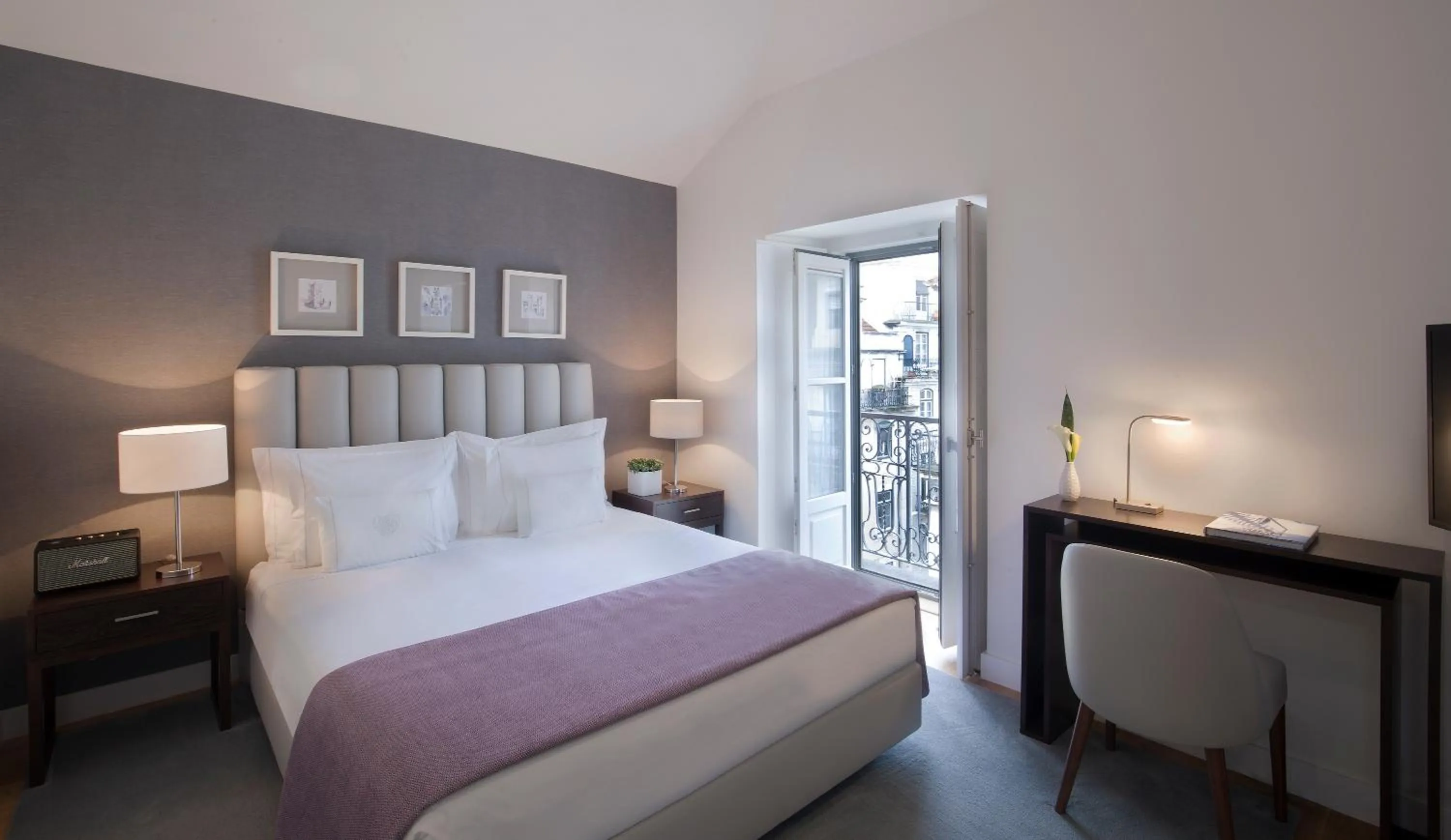 Seating area, Bed in Grape Harbor Prata Apartments