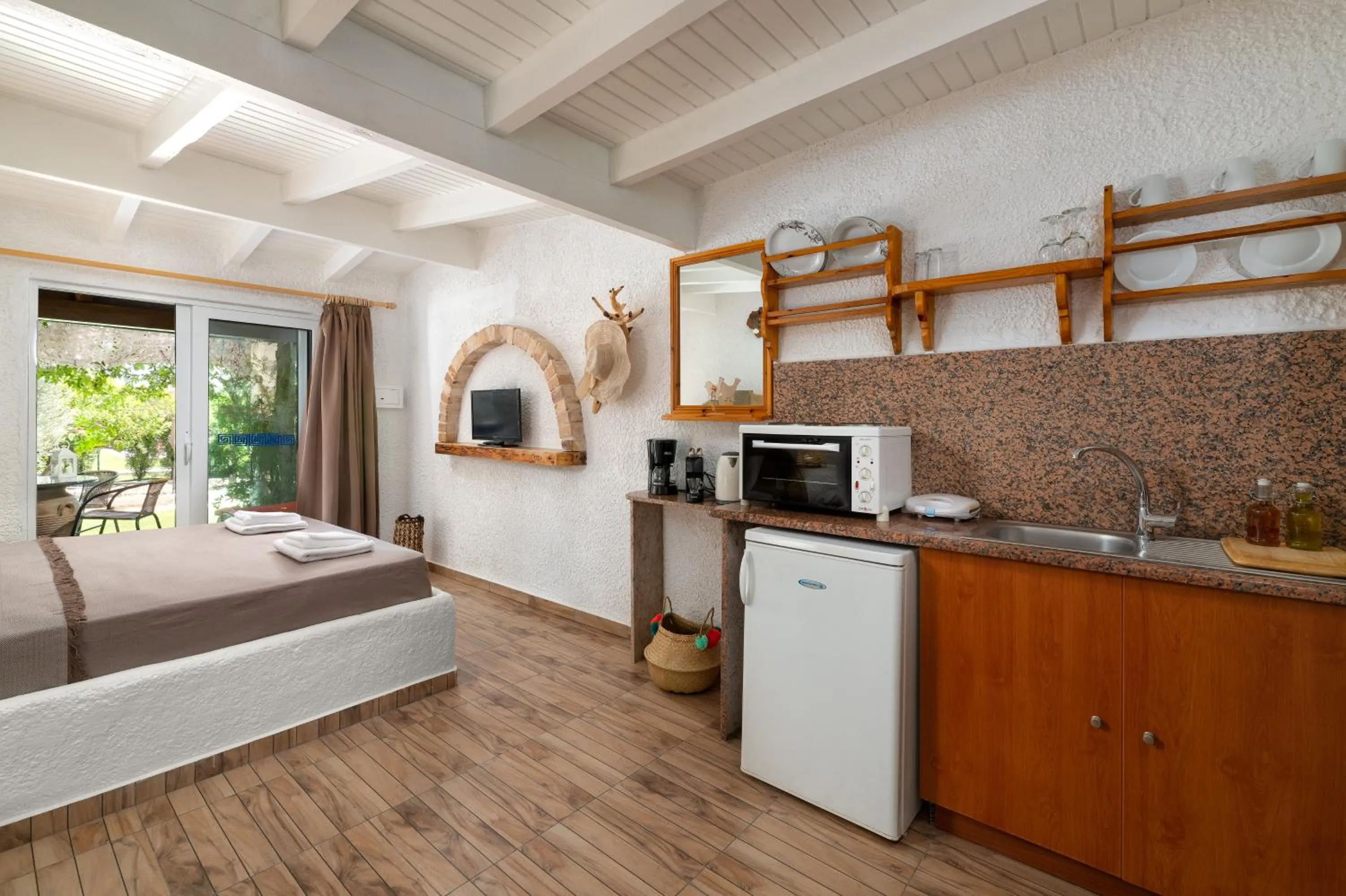 Kitchen or kitchenette, Bed in Elefteria Apts & Suites