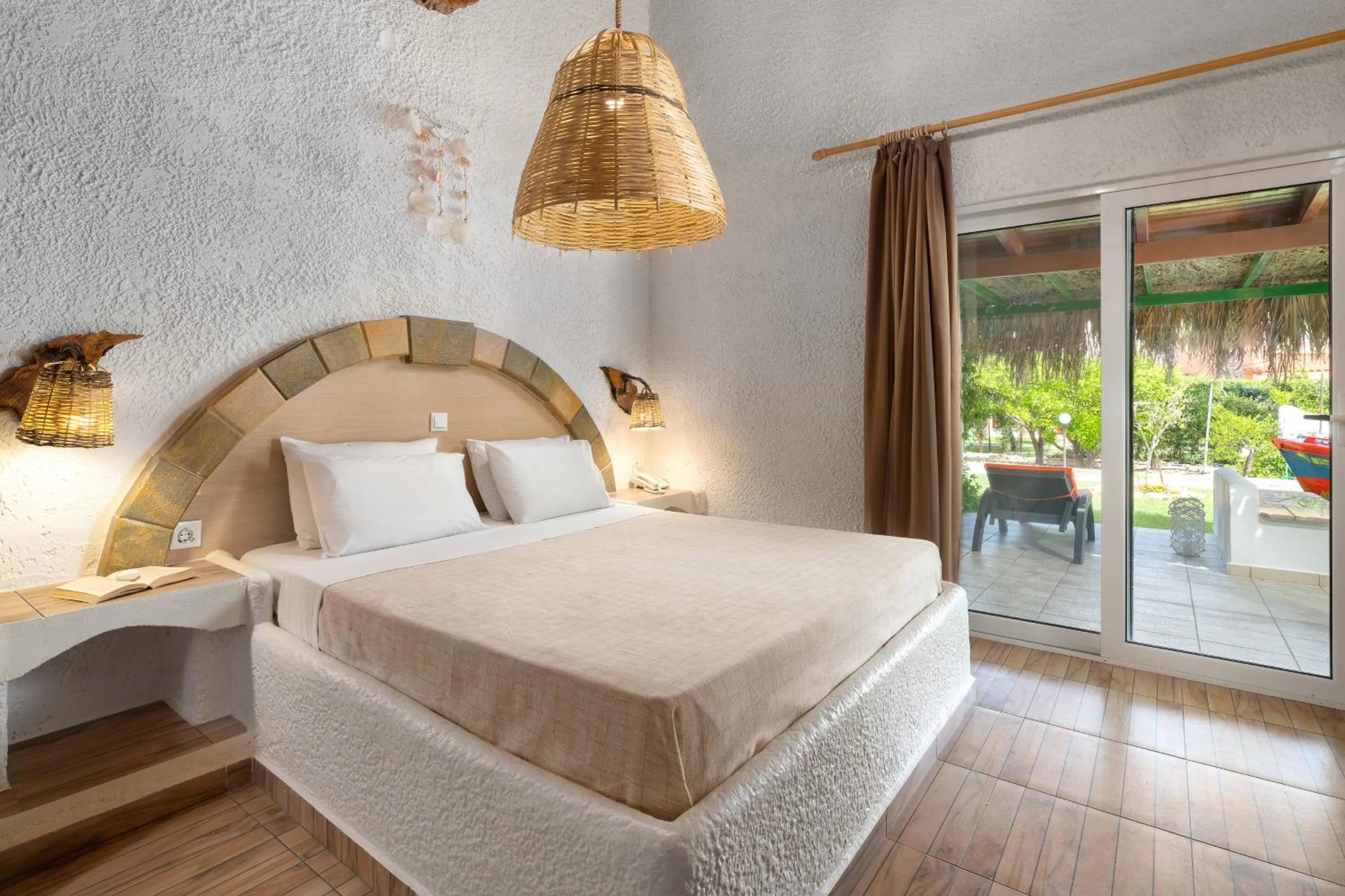 Bed in Elefteria Apts & Suites