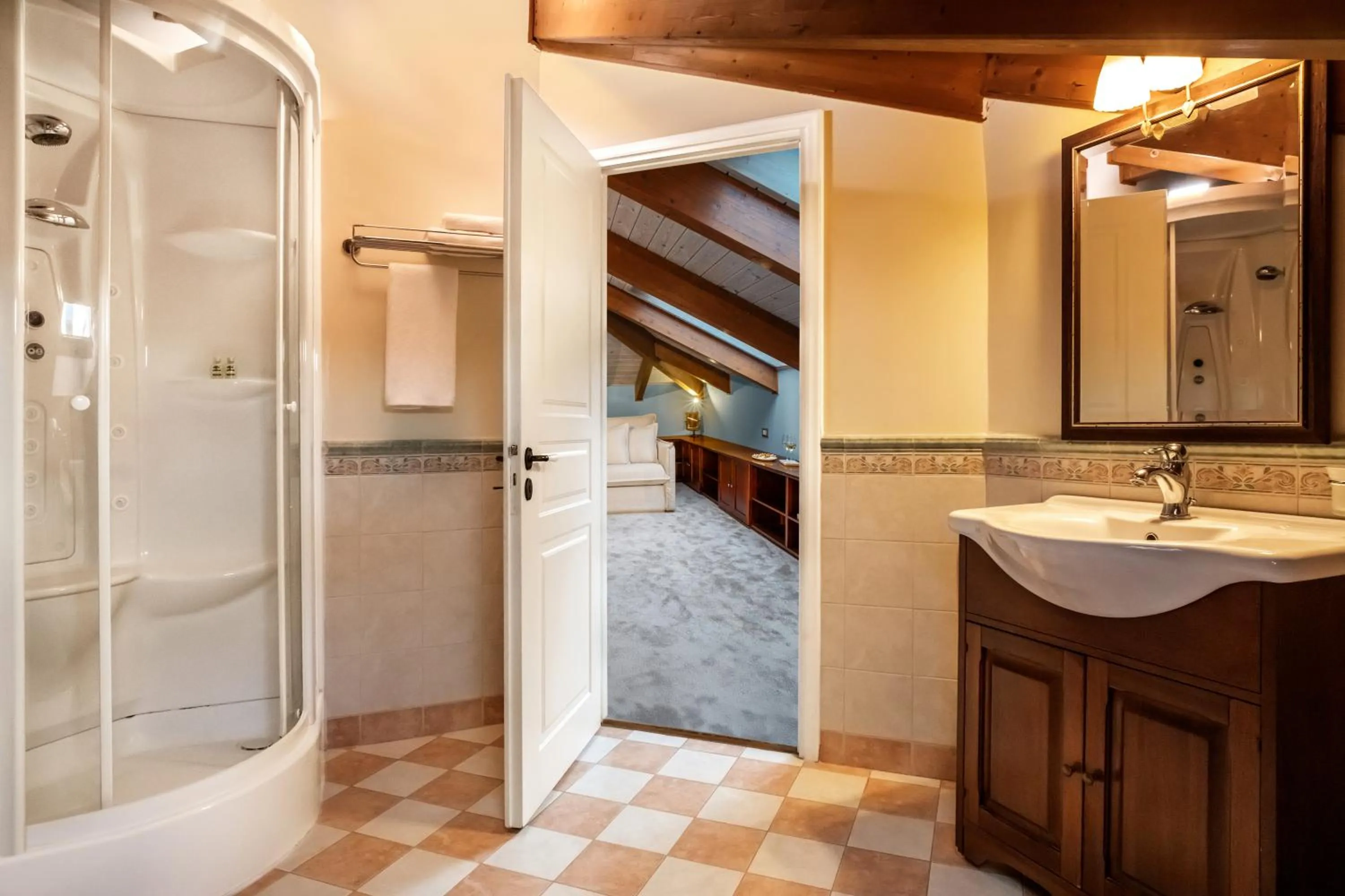 Shower in Archontiko Parnassus Dadi