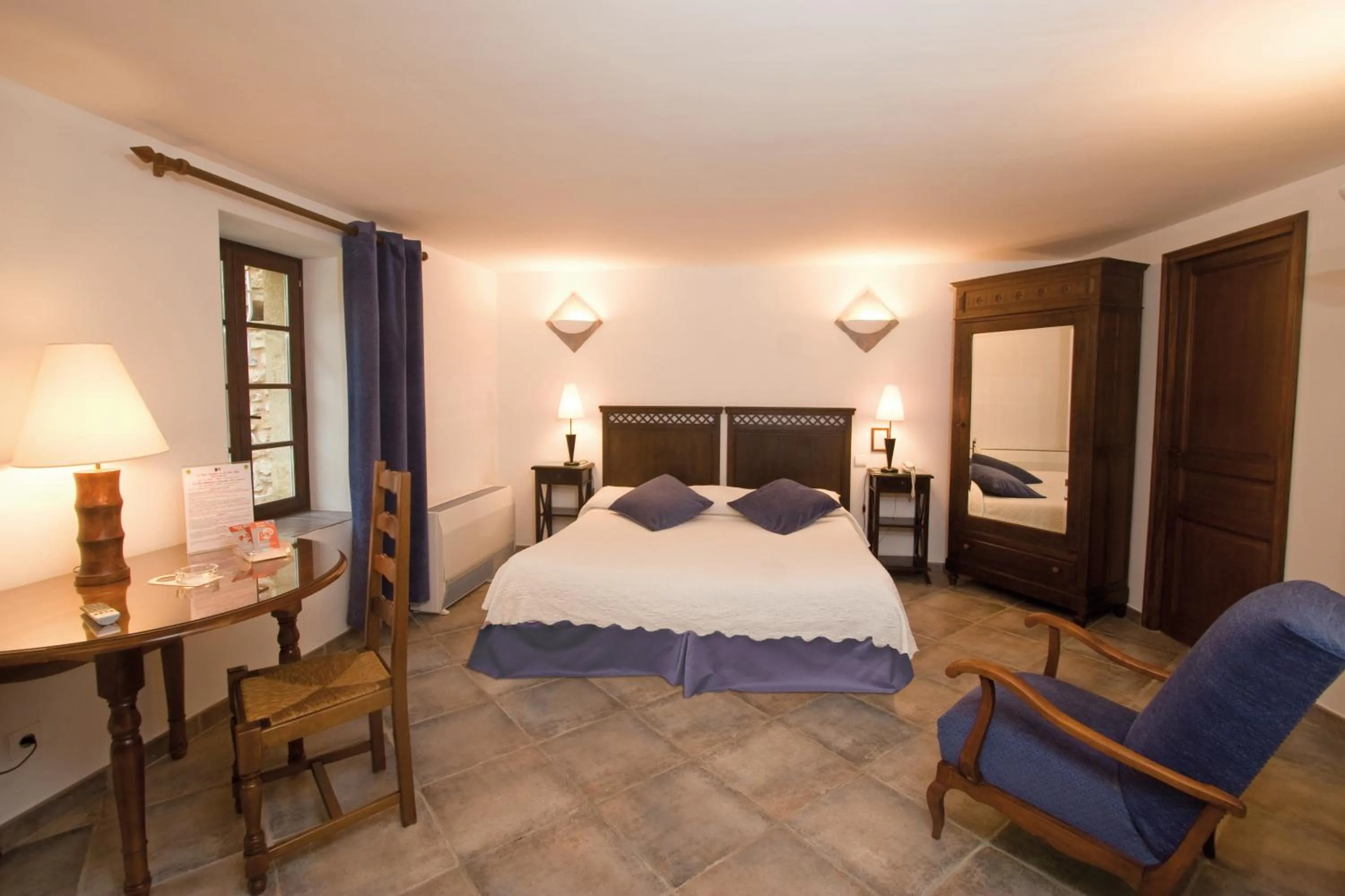 Photo of the whole room, Bed in L'Enclos des Lauriers Roses