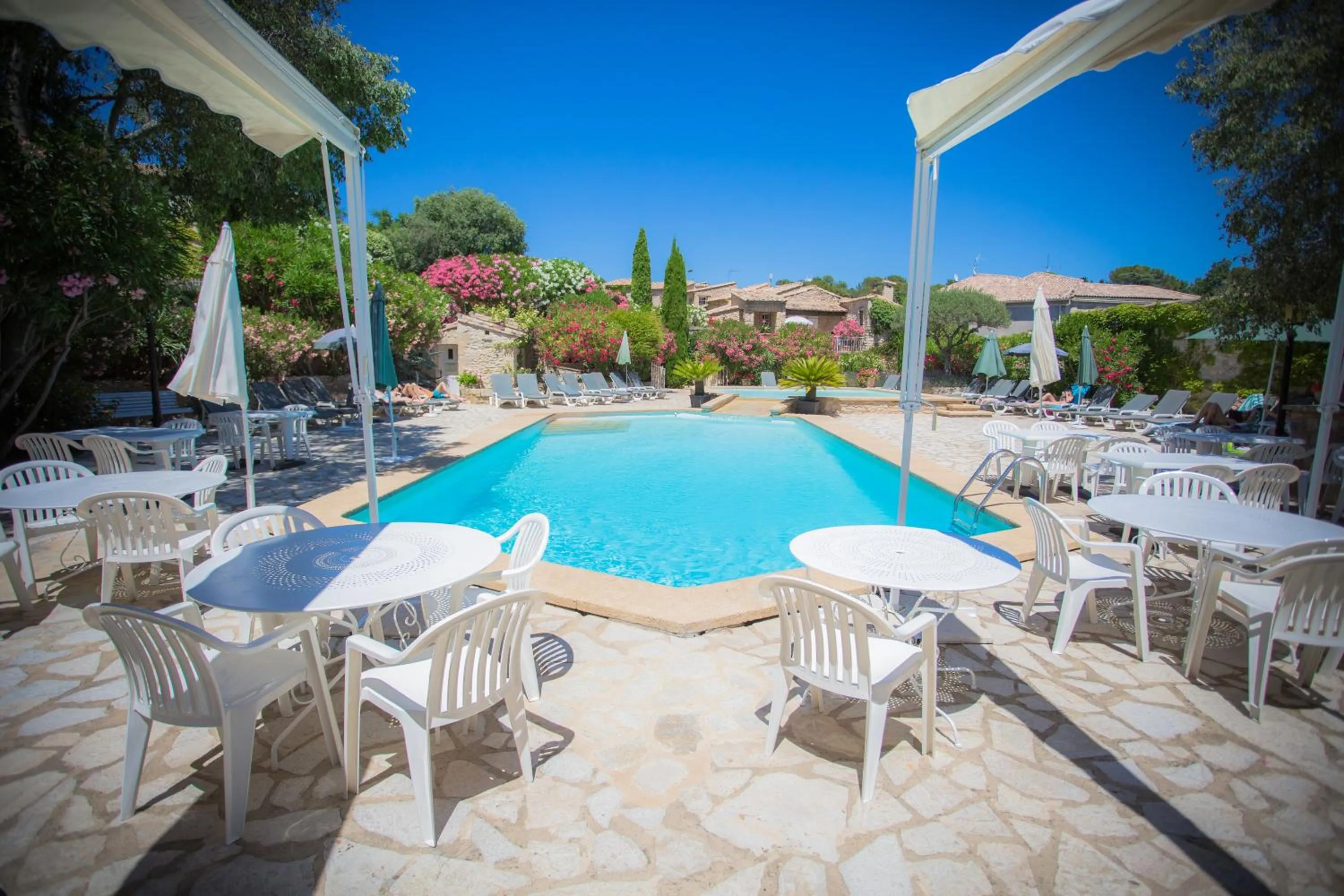 Patio in L'Enclos des Lauriers Roses