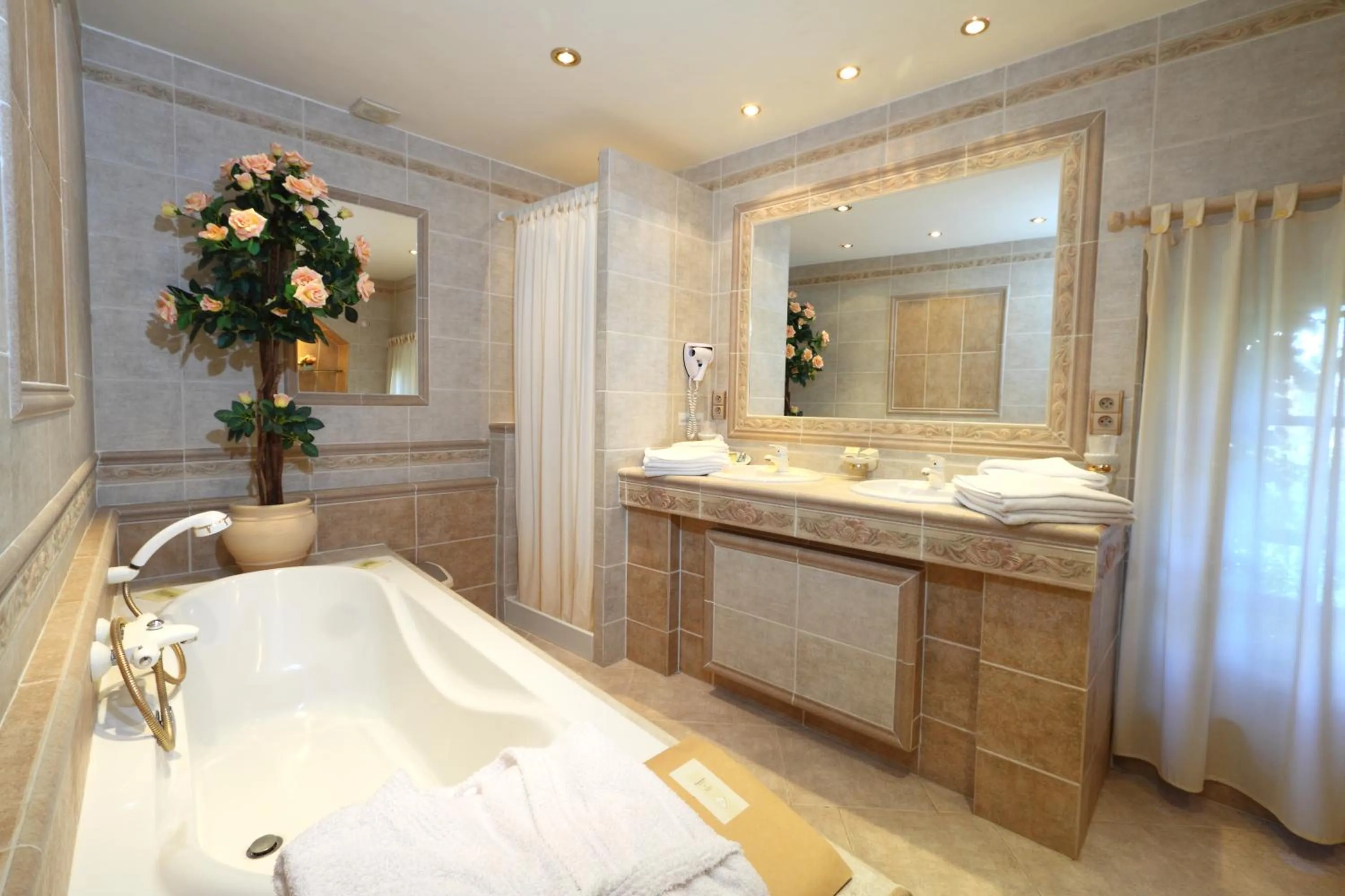 Bathroom in L'Enclos des Lauriers Roses